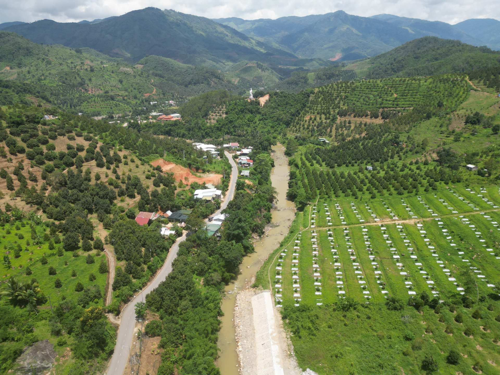 Khánh Sơn đang được xây dựng trở thành tiểu đô thị sinh thái núi rừng trong tương lai