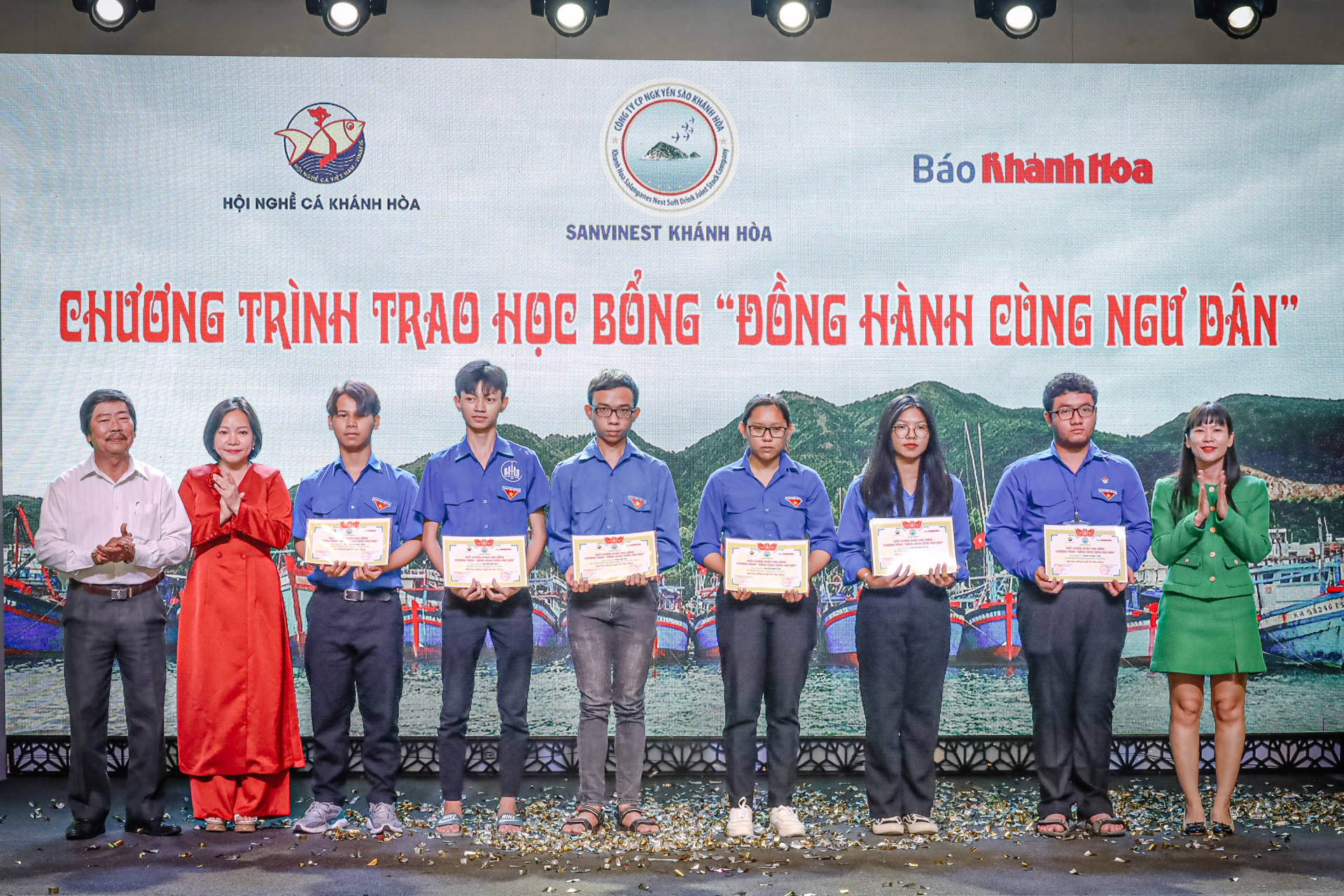 Lãnh đạo Báo Khánh Hòa, Sanvinest Khánh Hòa, Hội nghề cá tỉnh trao học bổng Đồng hành cùng ngư dân cho các sinh viên