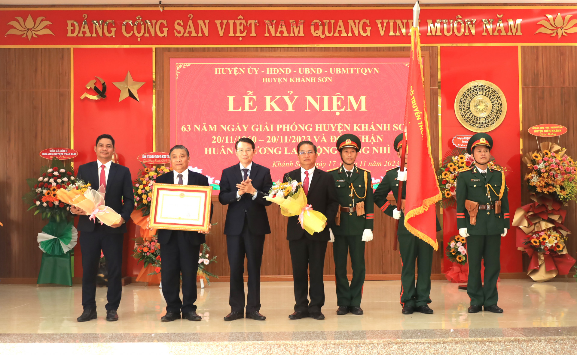 Lãnh đạo huyện Khánh Sơn đón nhận Huân chương Lao động hạng Nhì do Chủ tịch nước trao tặng nhân kỷ niệm 63 năm Ngày giải phóng huyện