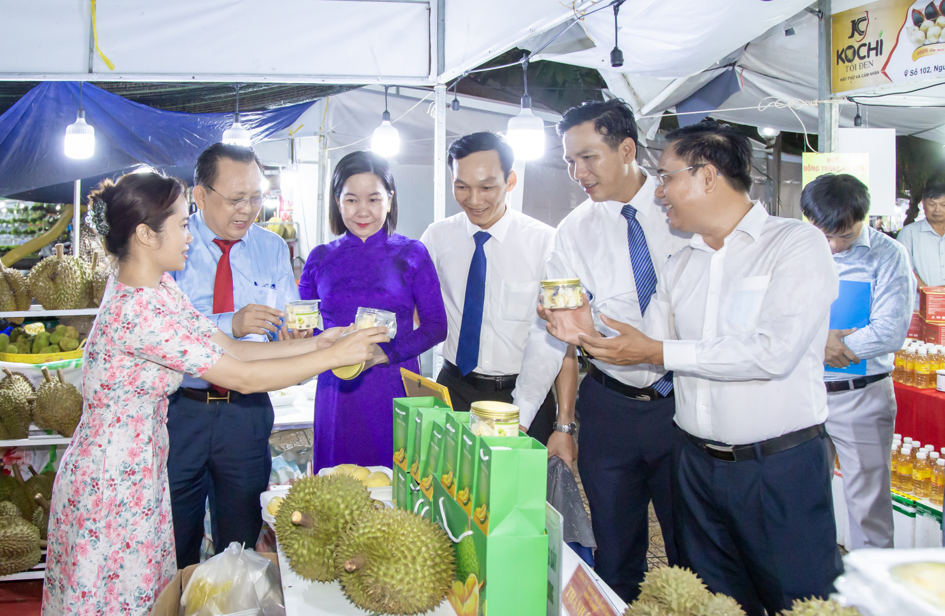 Lãnh đạo tỉnh, Hội nông dân và Liên minh HTX tỉnh tham quan gian hàng sầu riêng Thành Hưng tại Phiên chợ nông sản Khánh Hòa 2023