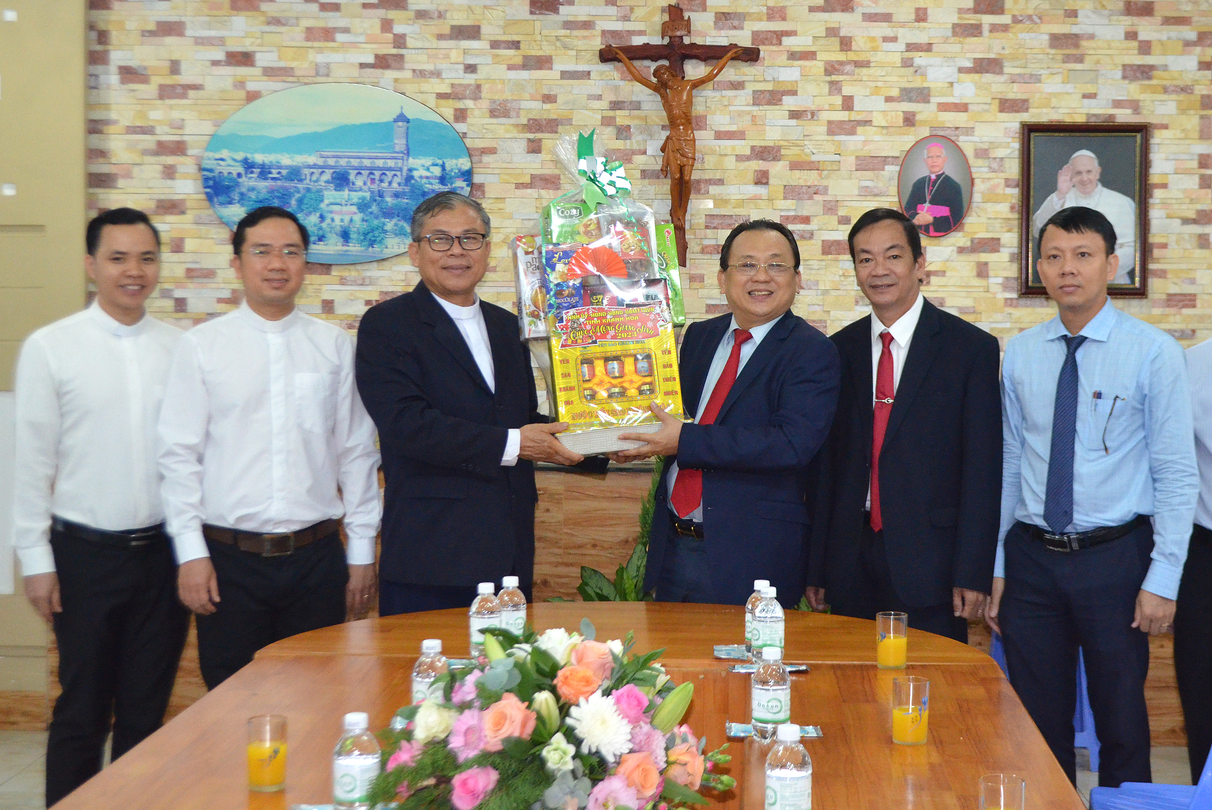 Phó Chủ tịch Thường trực UBND tỉnh Lê Hữu Hoàng thăm, chúc mừng Giáo xứ Chánh Tòa nhân dịp Lễ Giáng sinh