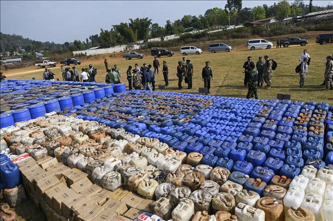  Lực lượng chức năng Myanmar trưng bày số ma túy được thu giữ tại bang Shan. Ảnh tư liệu: AFP/TTXVN

