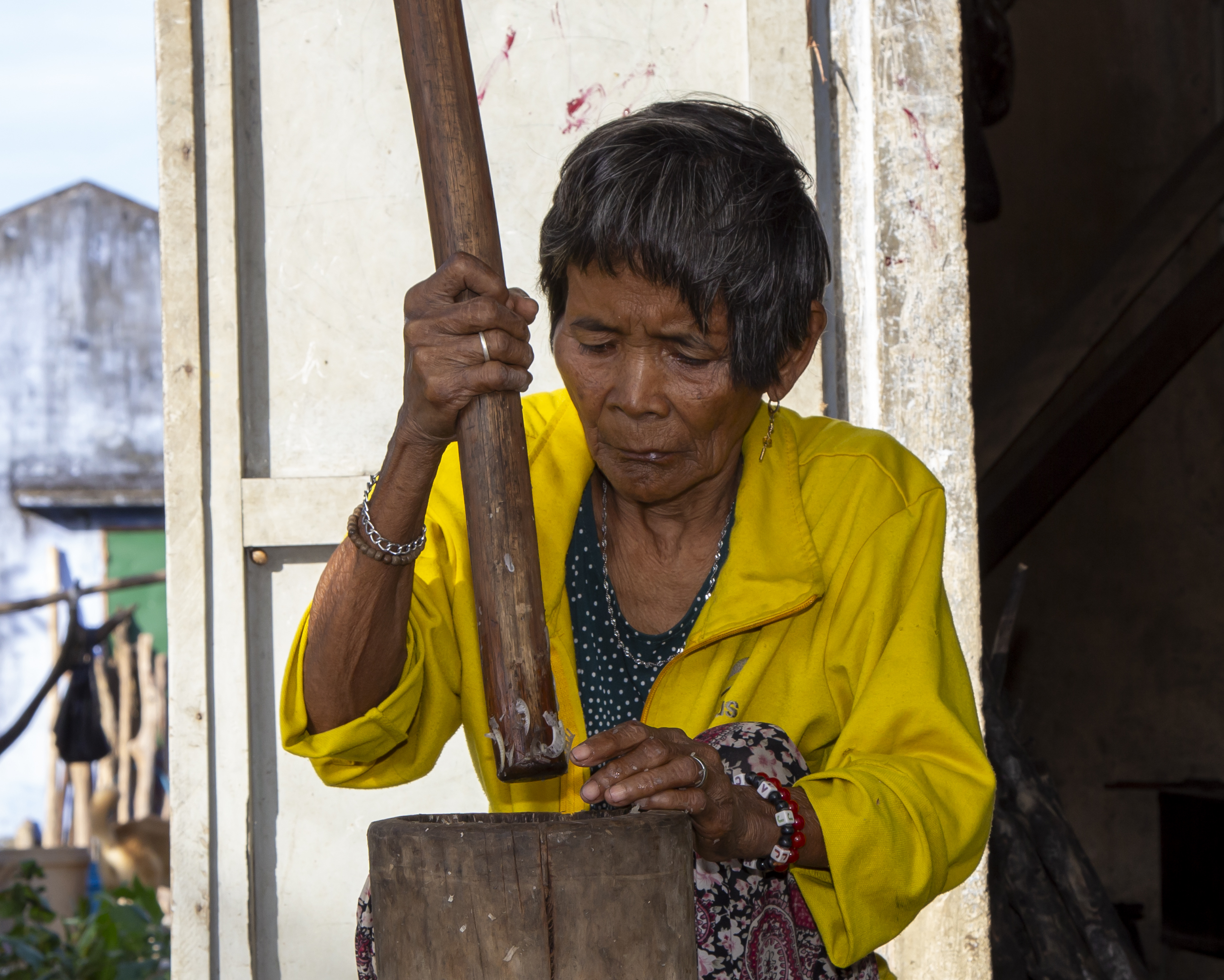 Một người dân ở Ninh Tân chế biến thức ăn nuôi heo