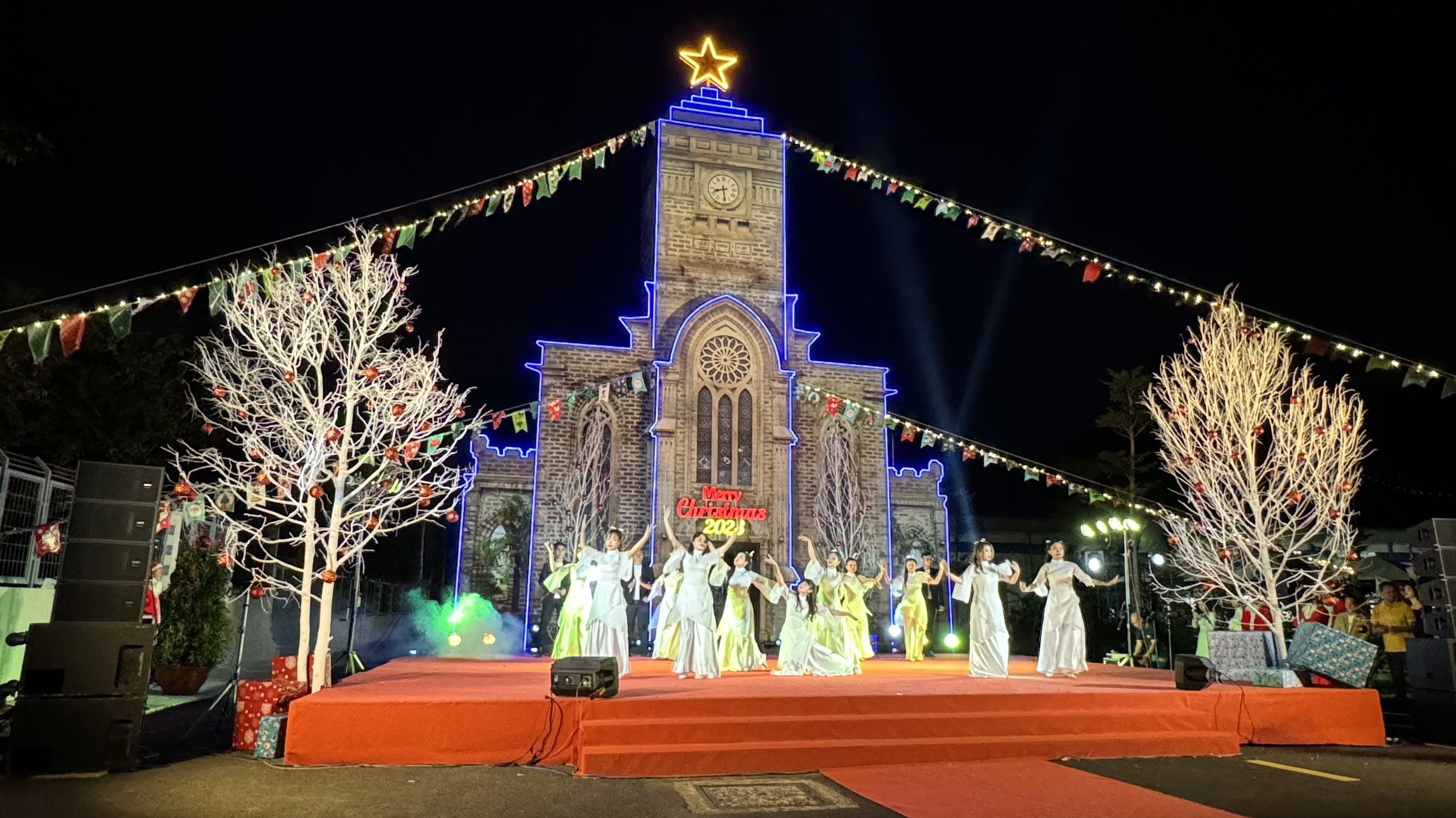 Một tiết mục văn nghệ tại đêm gala Giáng sinh tại nhà máy