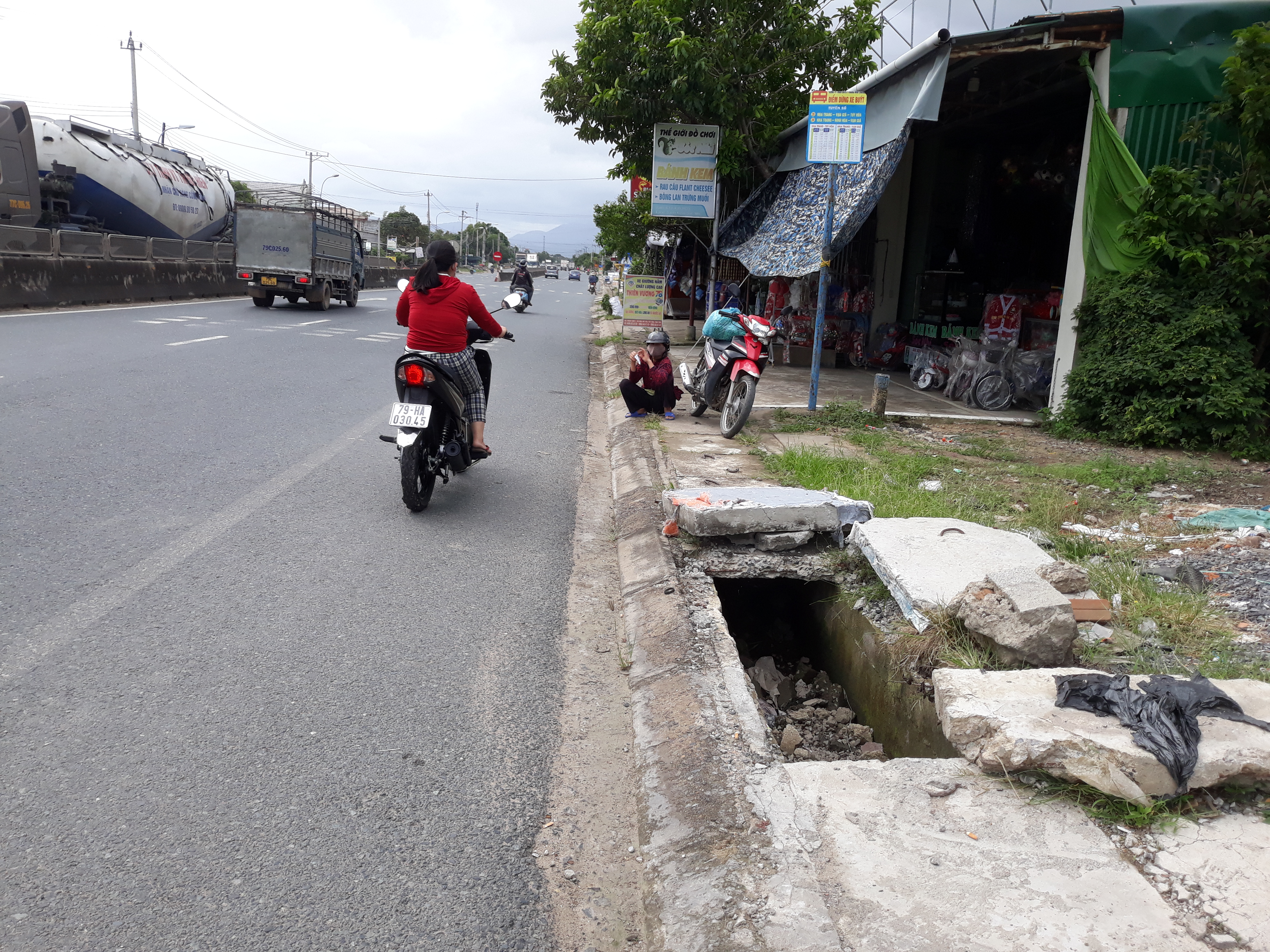 Nắp đậy mương thoát nước bị bể 