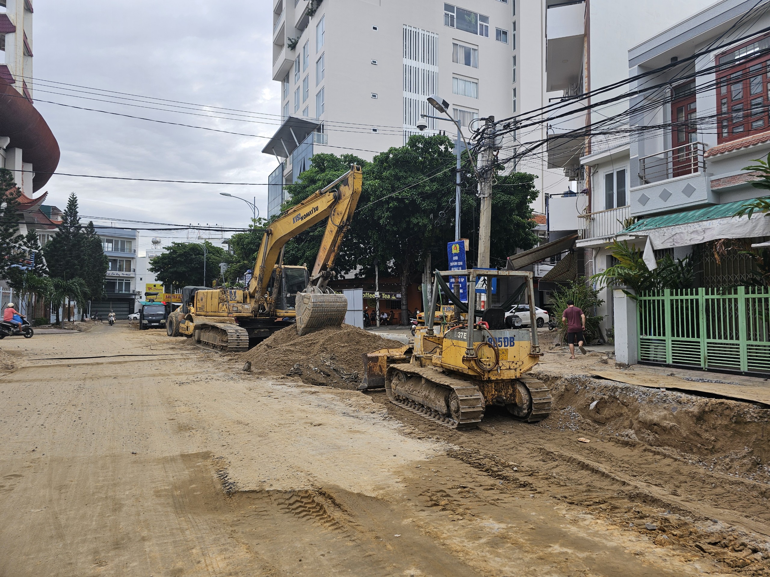 Thi công sửa chữa đường Ngô Gia Tự.