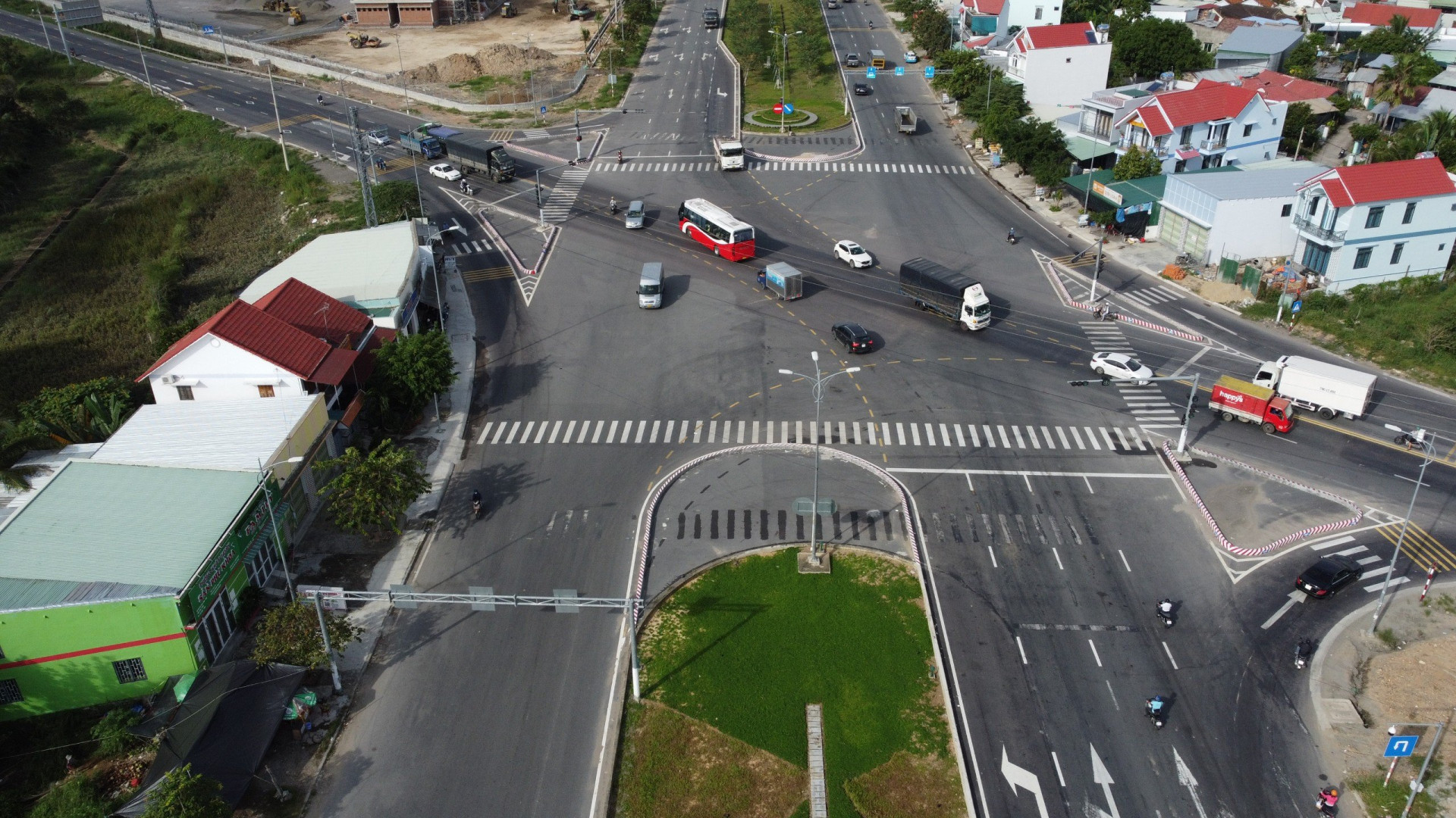 Nút giao đường Võ Nguyên Giáp và tuyến tránh Quốc lộ 1 vừa được hoàn thành đưa vào khai thác, bảo đảm an toàn giao thông.