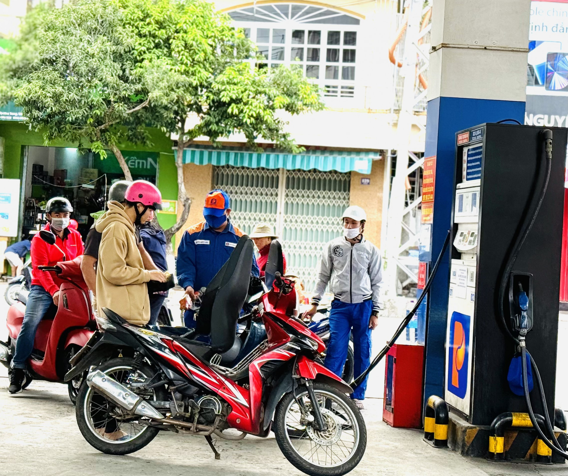 Người dân đổ xăng tại cửa hàng bán lẻ của Công ty Xăng dầu Phú Khánh.