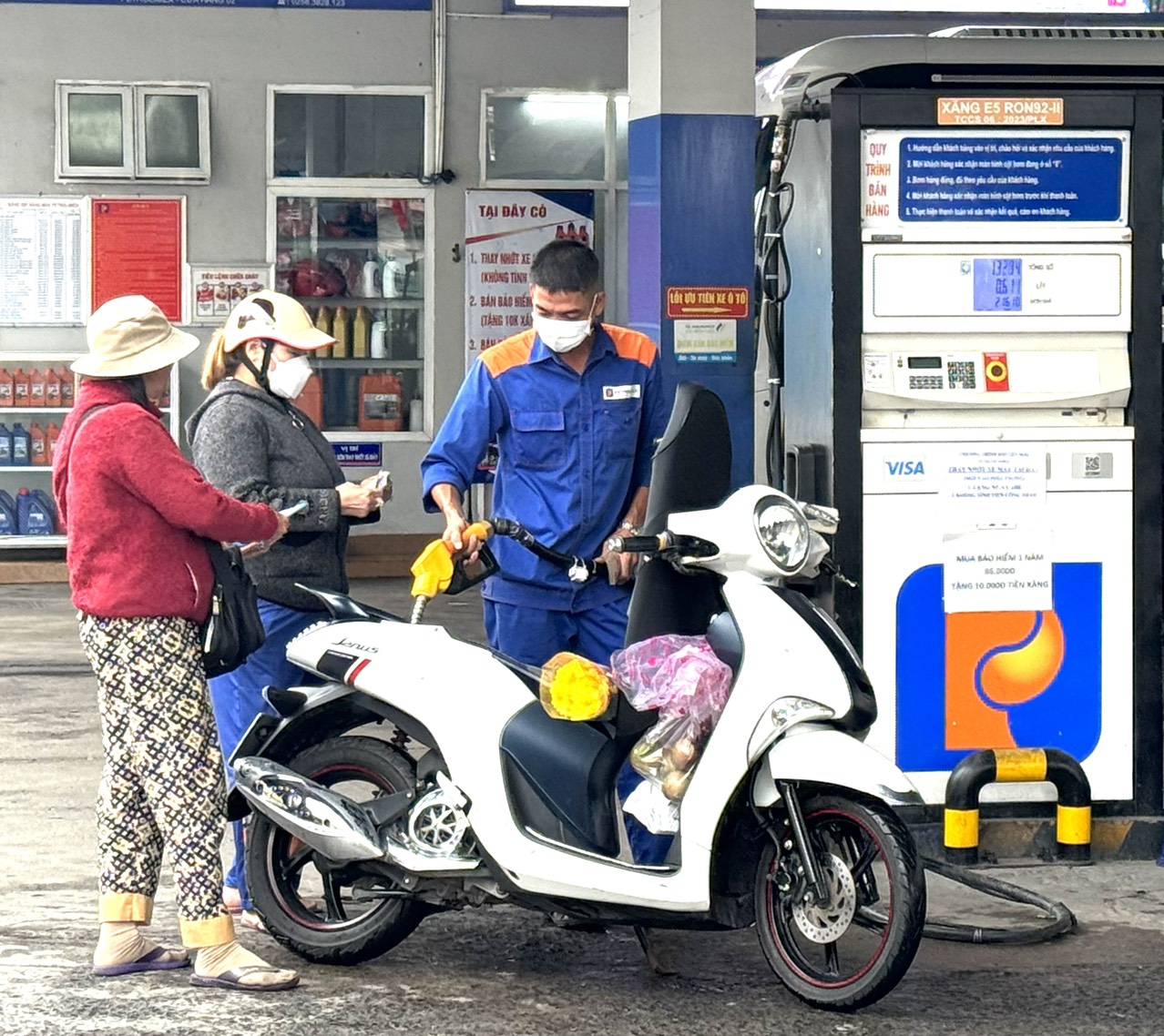 Người dân đổ xăng tại một cây xăng ở TP. Nha Trang