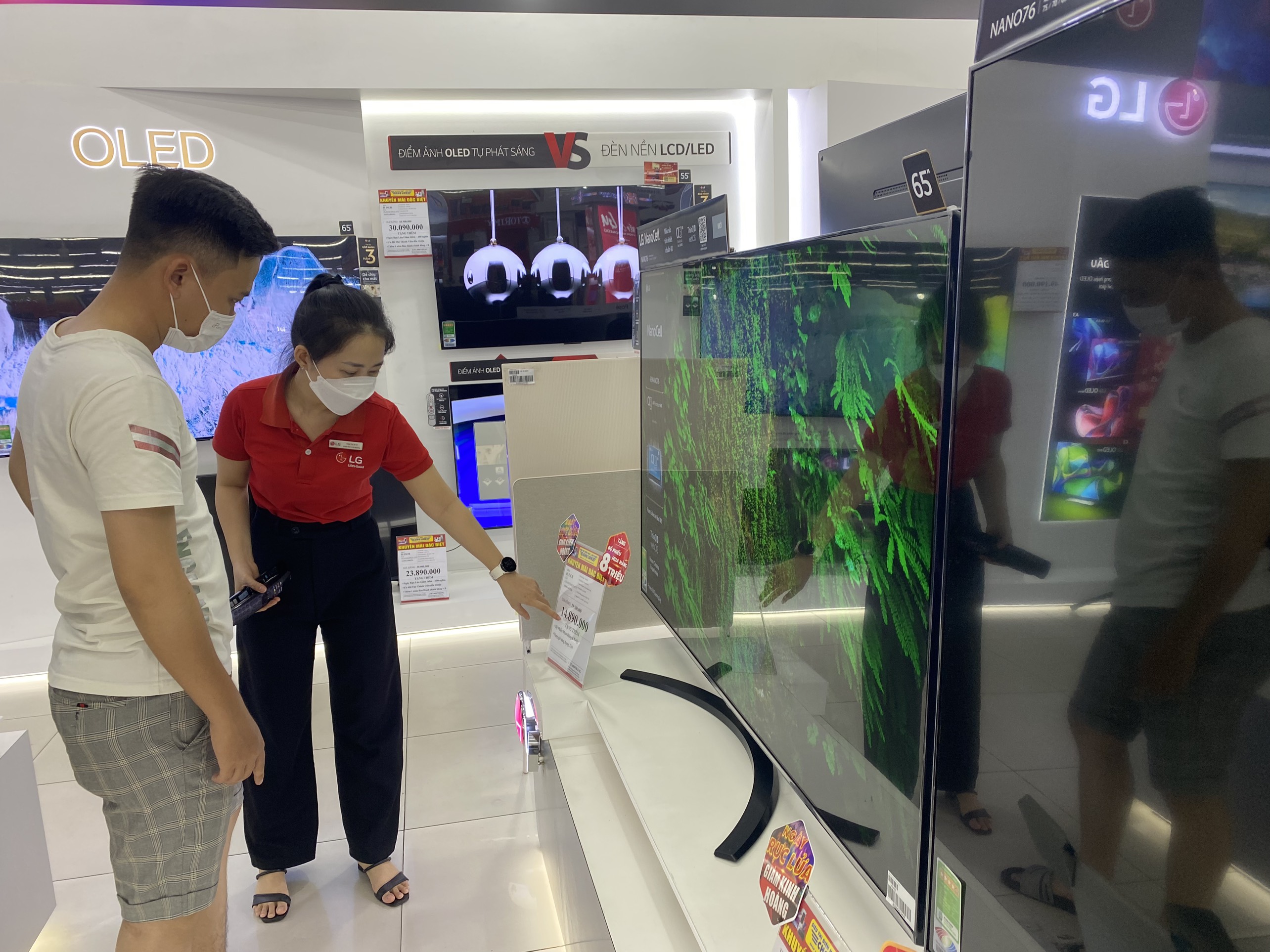 Người dân tìm hiểu sản phẩm tivi tại một siêu thị điện máy ở Nha Trang.