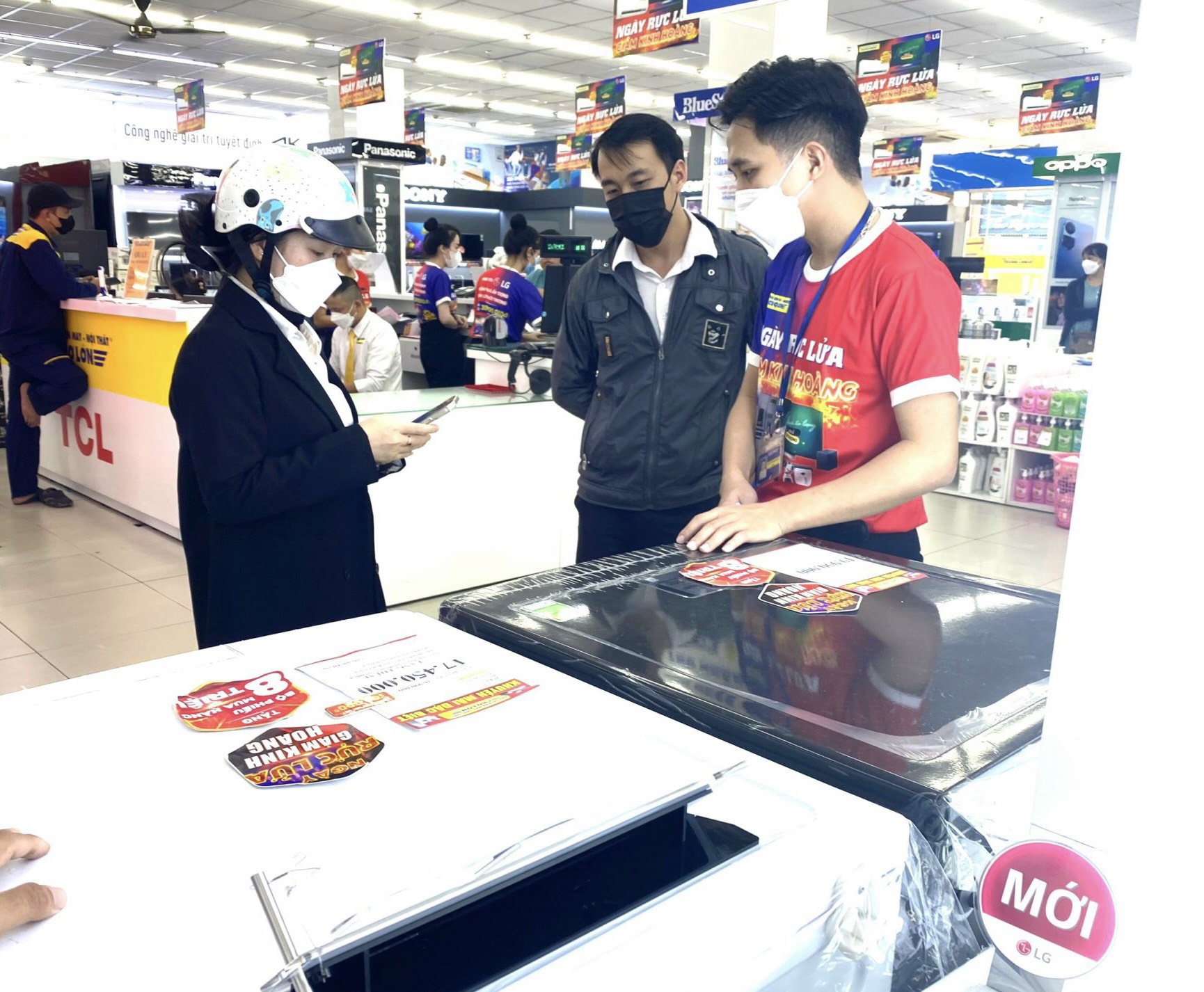 Người dân tìm hiểu máy giặt tại một siêu thị điện máy trên đường 23 tháng 10.