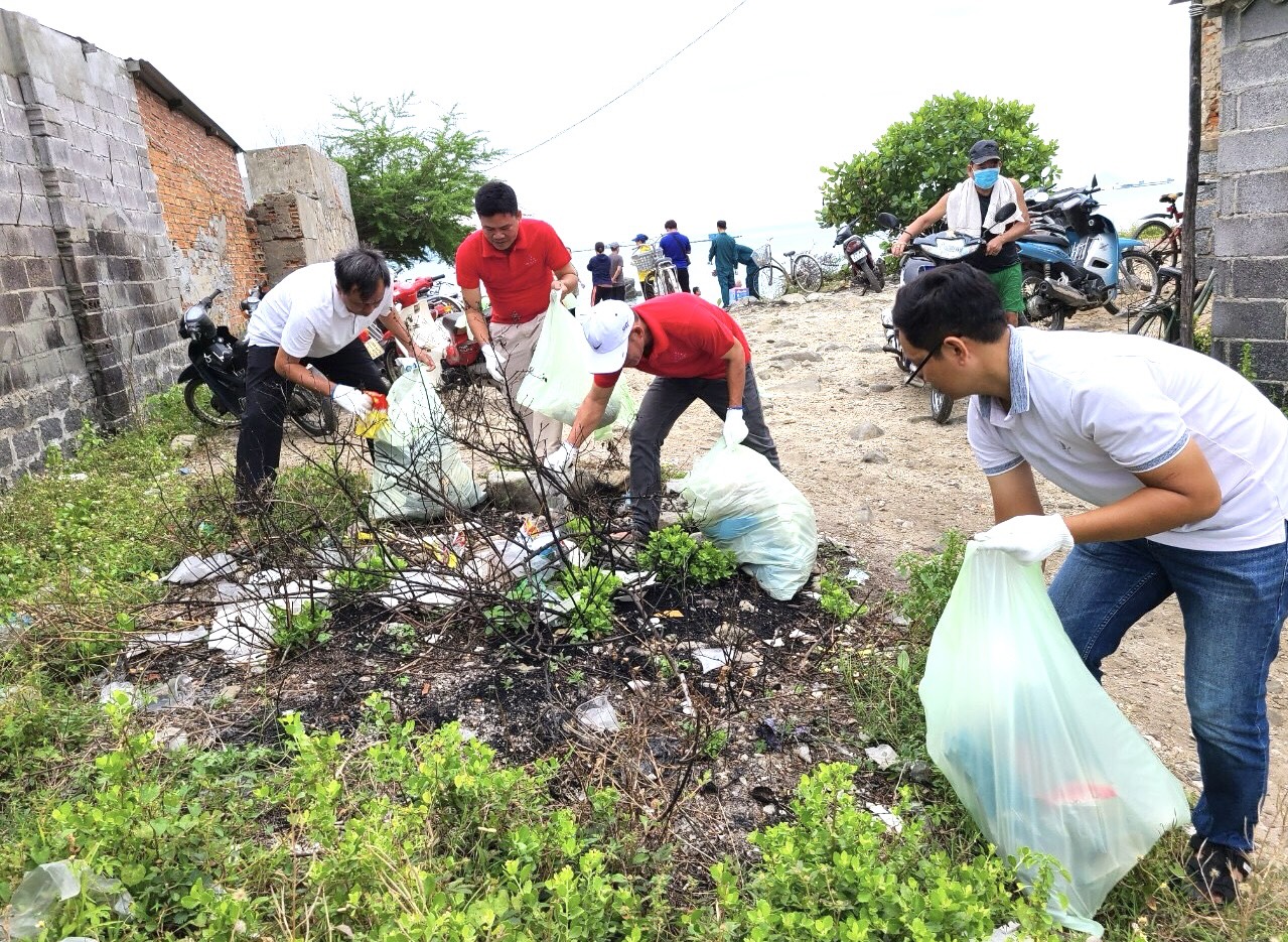 Người dân và doanh nghiệp đóng trên địa bàn xã vĩnh Lương, TP. Nha Trang ra quân dọn vệ sinh môi trường