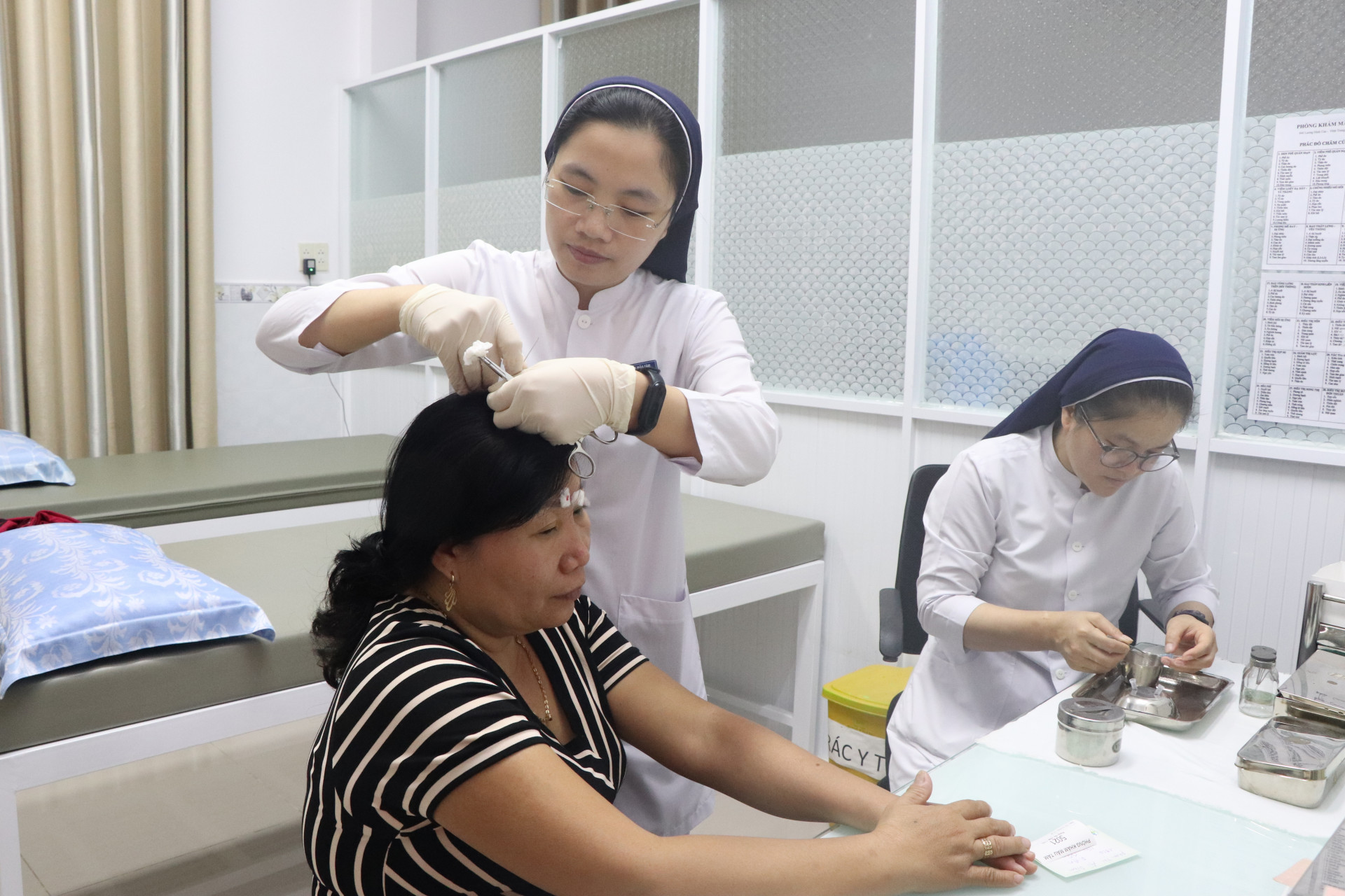 Bà Phạm Thị Ái Diễm (xã Diên An, huyện Diên Khánh) điều trị tại 
Phòng khám Mẫu Tâm của các nữ tu Dòng Khiết tâm Đức Mẹ Nha Trang.
