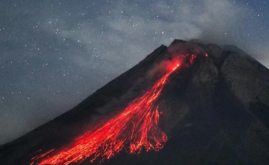 Núi lửa phun trào ở Indonesia, 11 người leo núi thiệt mạng