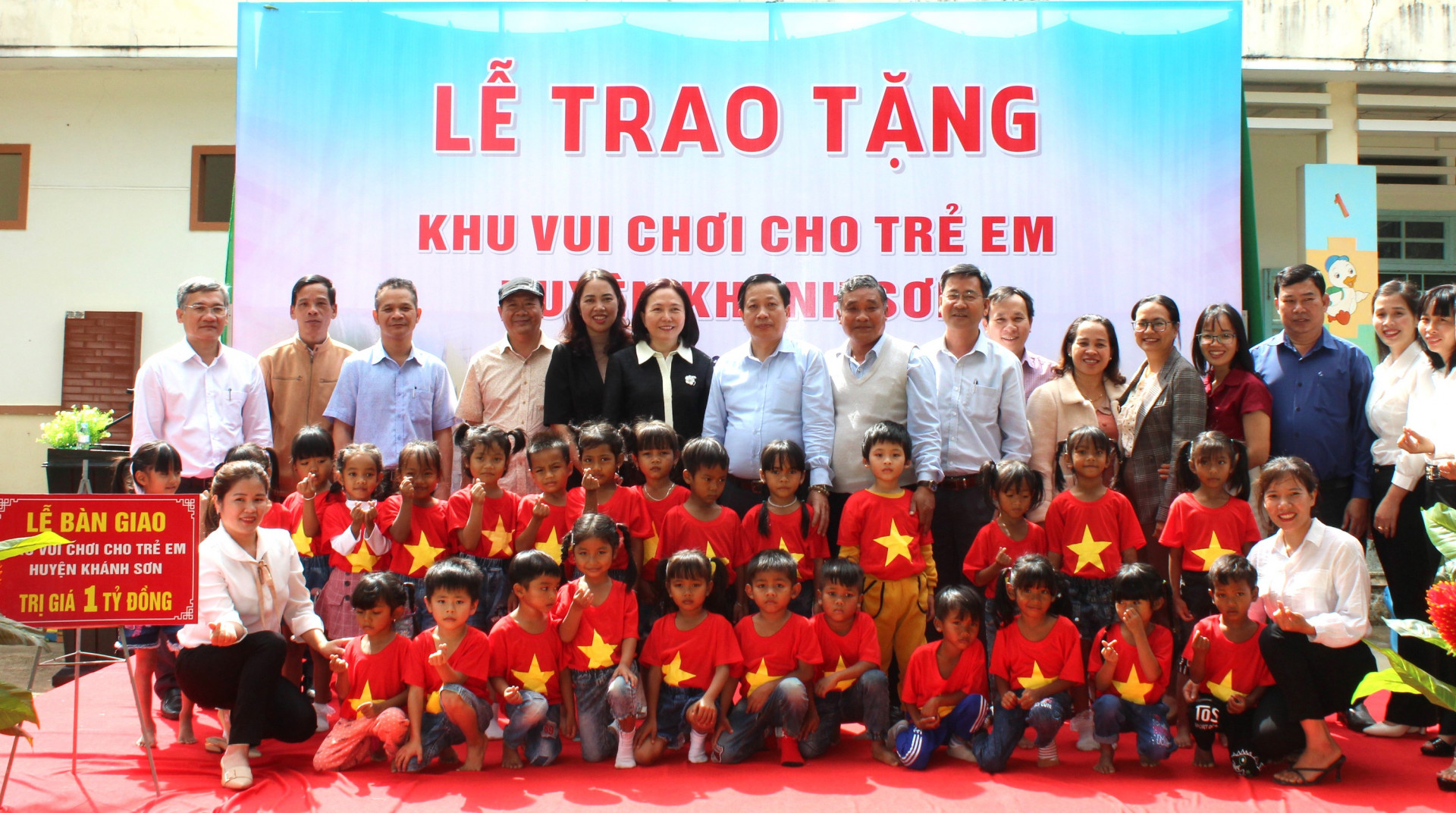 Đồng chí Hà Quốc Trị - Phó Bí thư Tỉnh ủy, Trưởng đoàn Đại biểu Quốc hội tỉnh dự lễ trao tặng khu vui chơi cho trẻ em huyện Khánh Sơn.