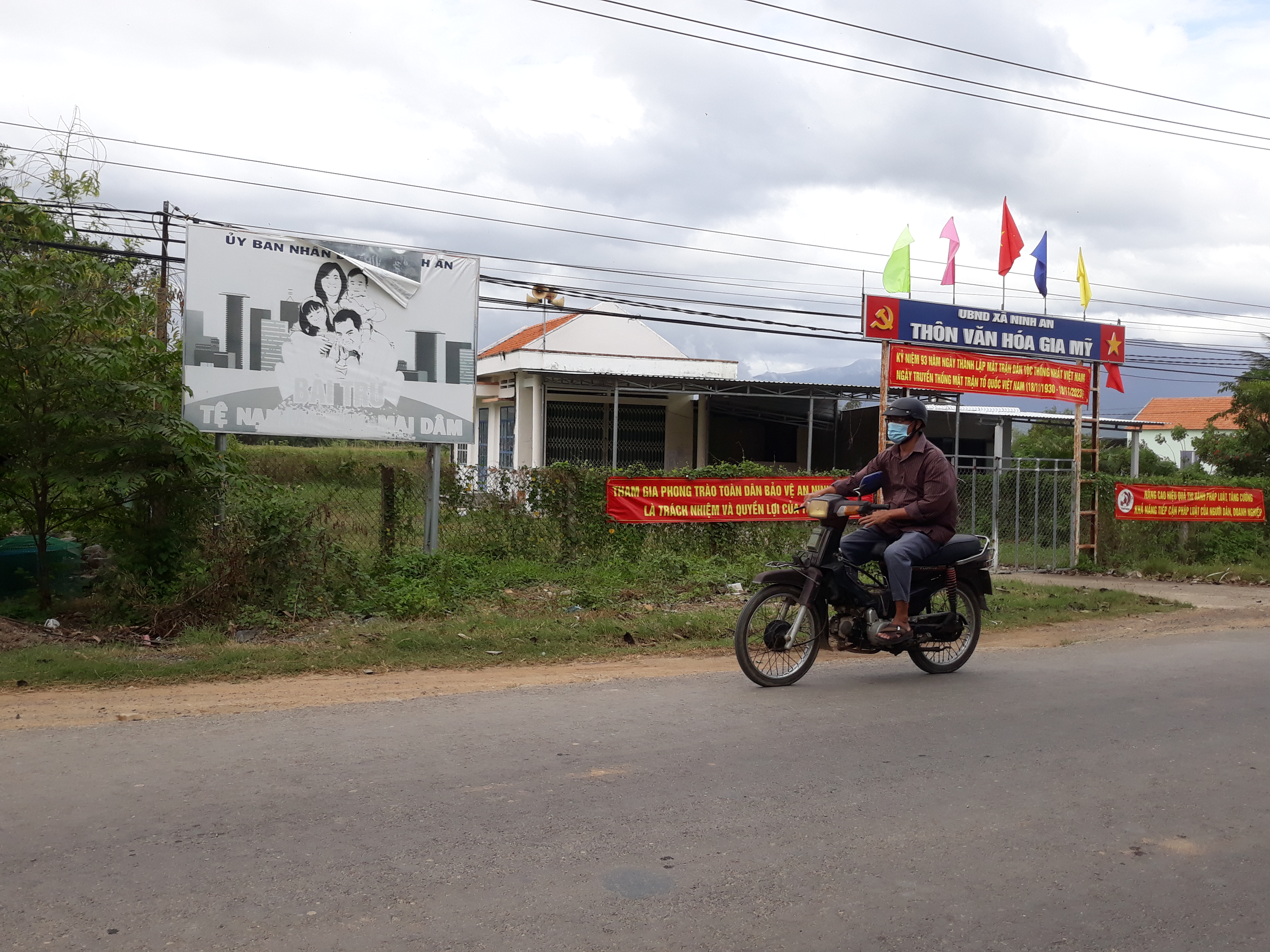 Cần thay mới pa nô tuyên truyền