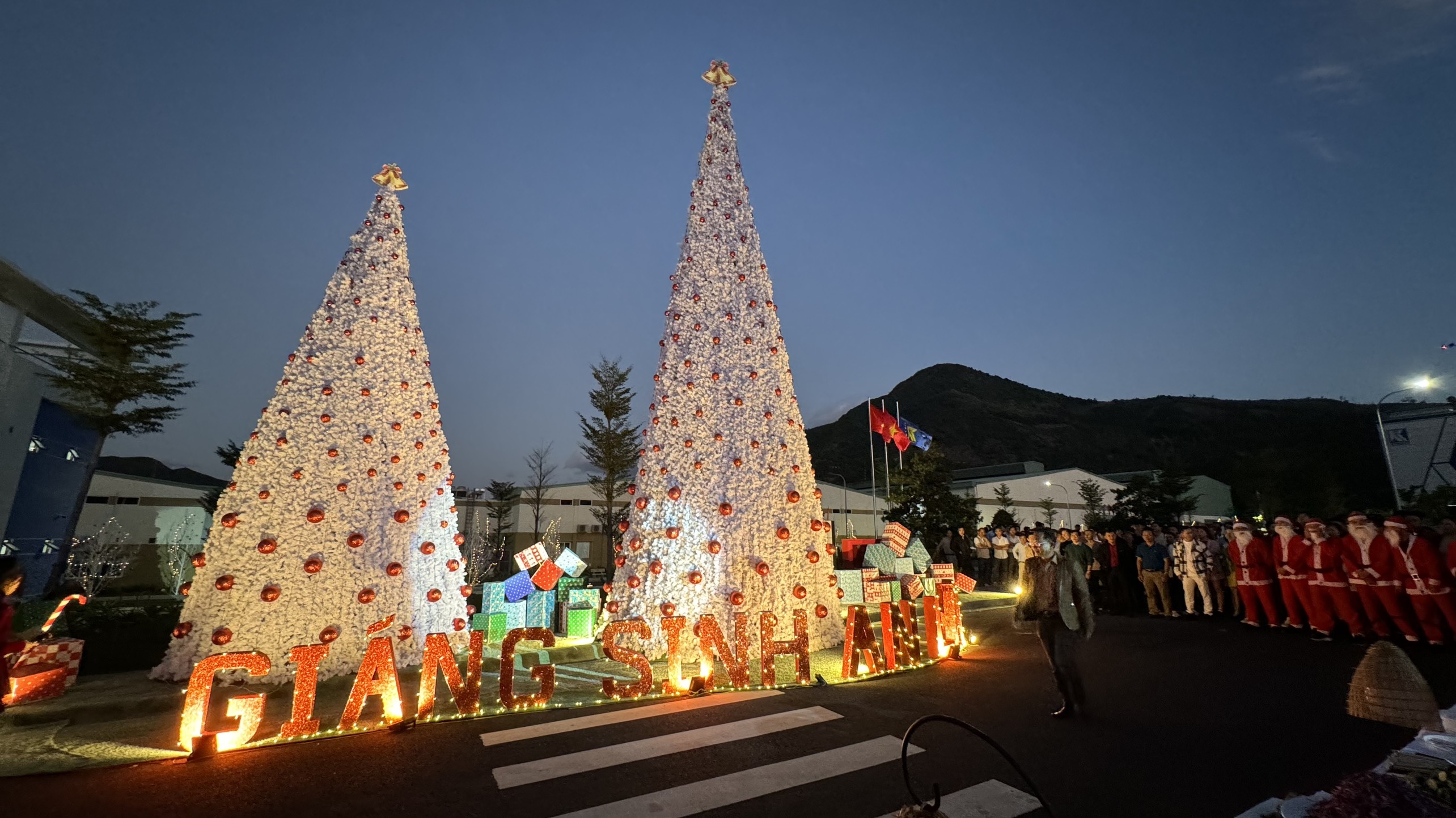 Người lao động Nhà máy thuốc lá Khatoco Khánh Hòa dự gala Giáng sinh, thắp sáng cây thông Noel 2023