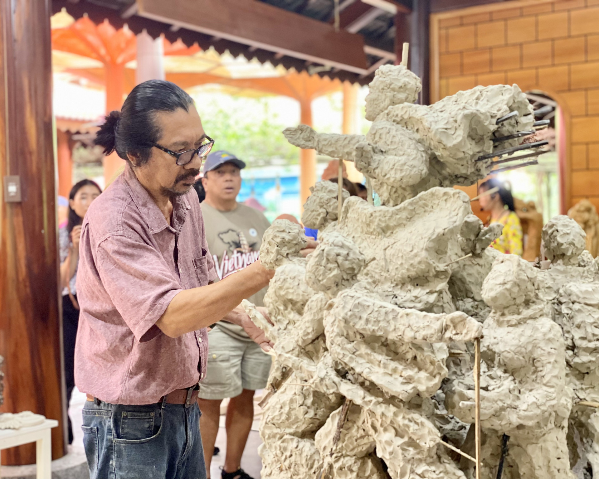 Với ông Hùng, kiên trì với gốm truyền thống là cách gìn giữ linh khí cho làng nghề gốm quê hương.