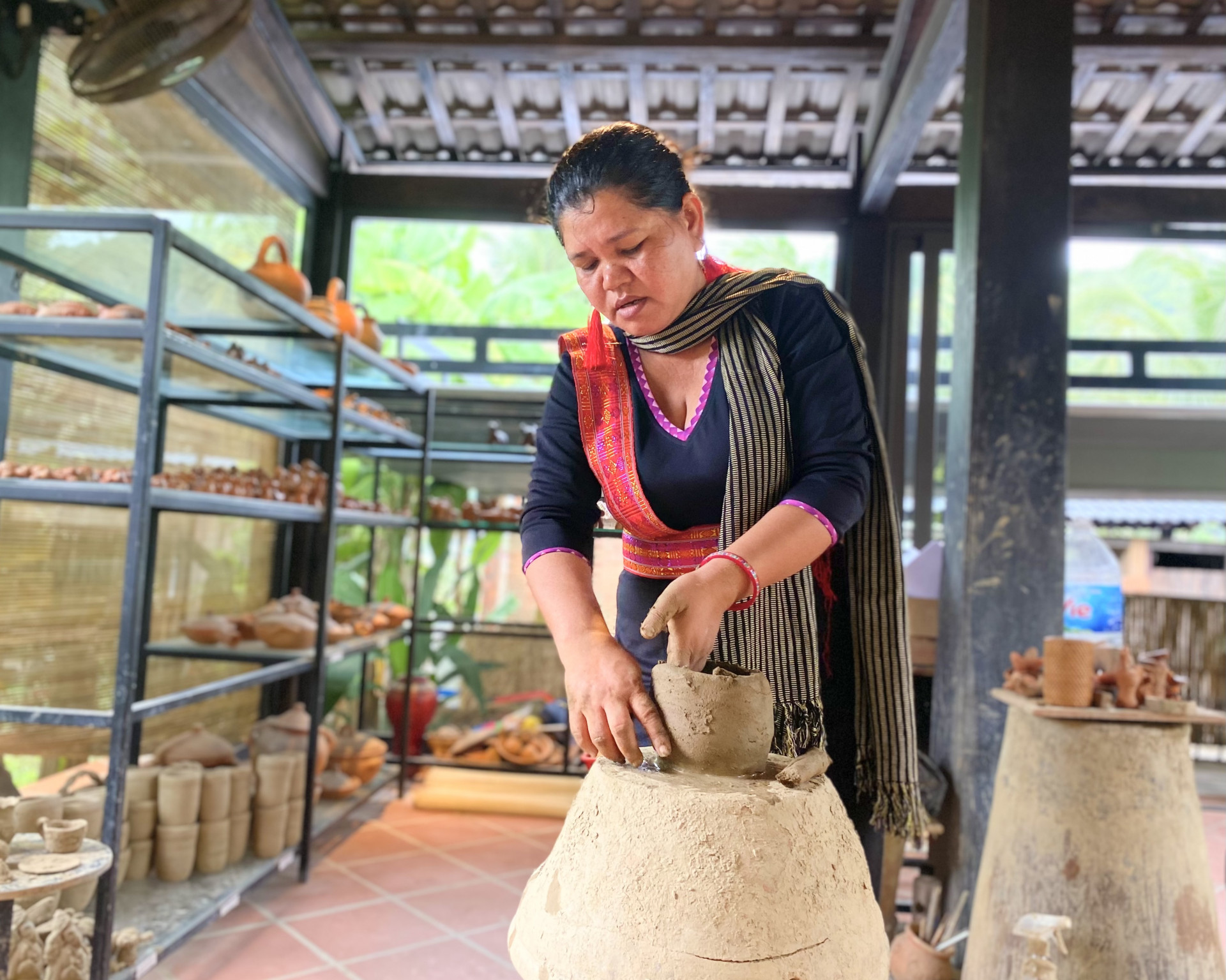Với chị Nao, dù làm việc xa qua hương nhưng chị luôn cảm thấy tự hào khi được sinh ra và lớn lên tại Làng nghề gốm Bàu Trúc.