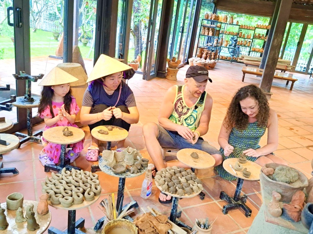 Nhiều du khách thích thú trải nghiệm làm gốm tại không gian Làng nghề truyền thống ở Khu du lịch Champa Island.