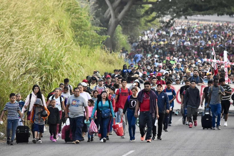 Đoàn người di cư di chuyển từ Tapachula, bang Chiapas (Mexico) hướng tới biên giới với Mỹ ngày 24/12/2023. (Ảnh: AFP/TTXVN)
