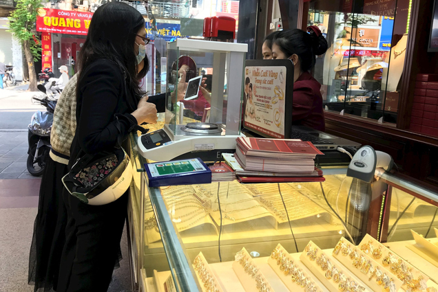 Giá vàng giảm 200.000 đồng mỗi lượng