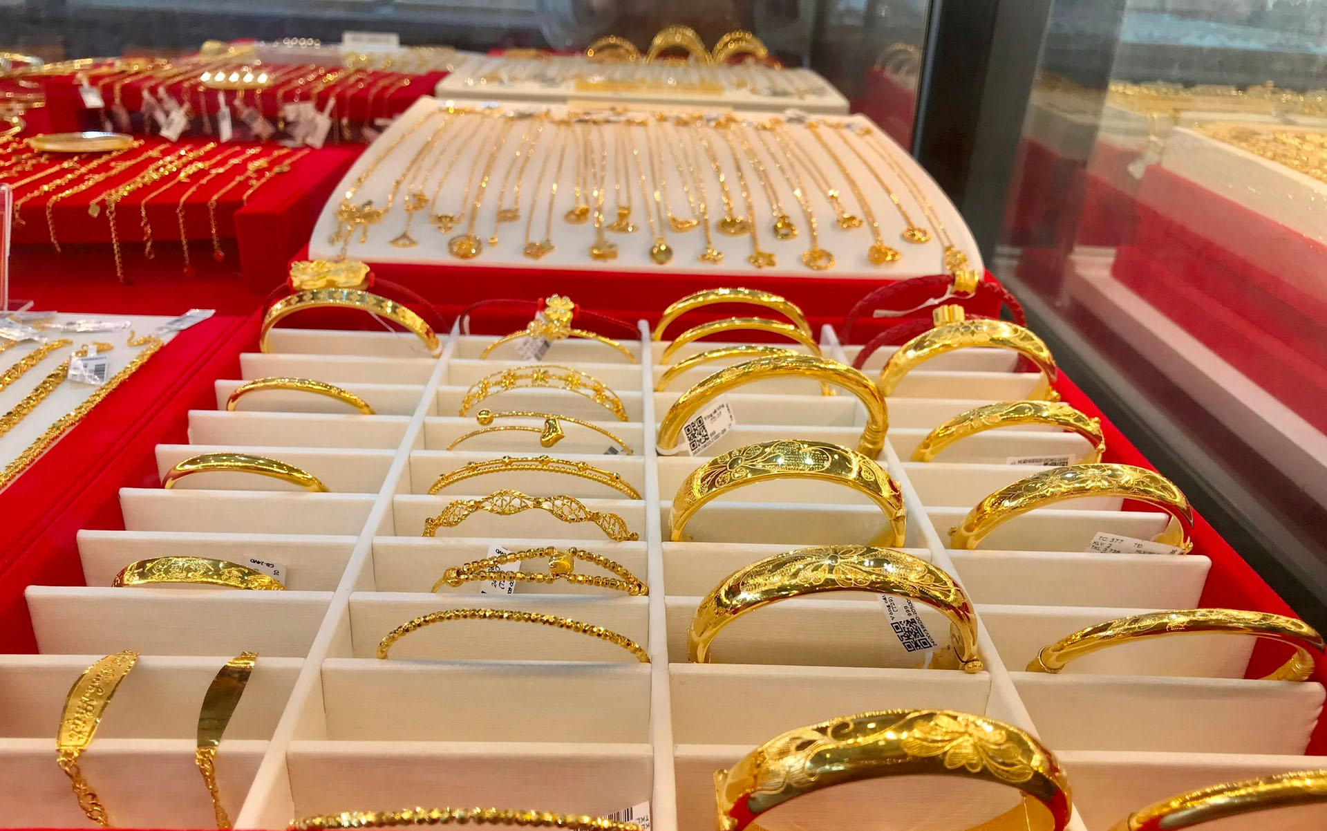 Giá vàng trong nước cao hơn giá thế giới khoảng 14,6 triệu đồng/lượng.