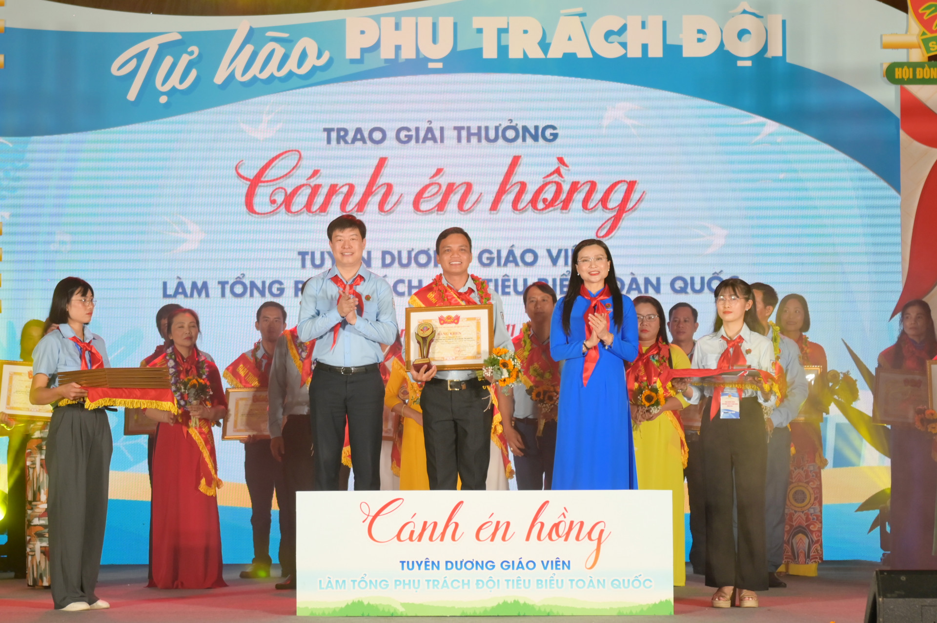 Thầy Phan Thanh Toàn nhận giải thưởng Cánh én hồng do Hội đồng Đội Trung ương trao tặng.