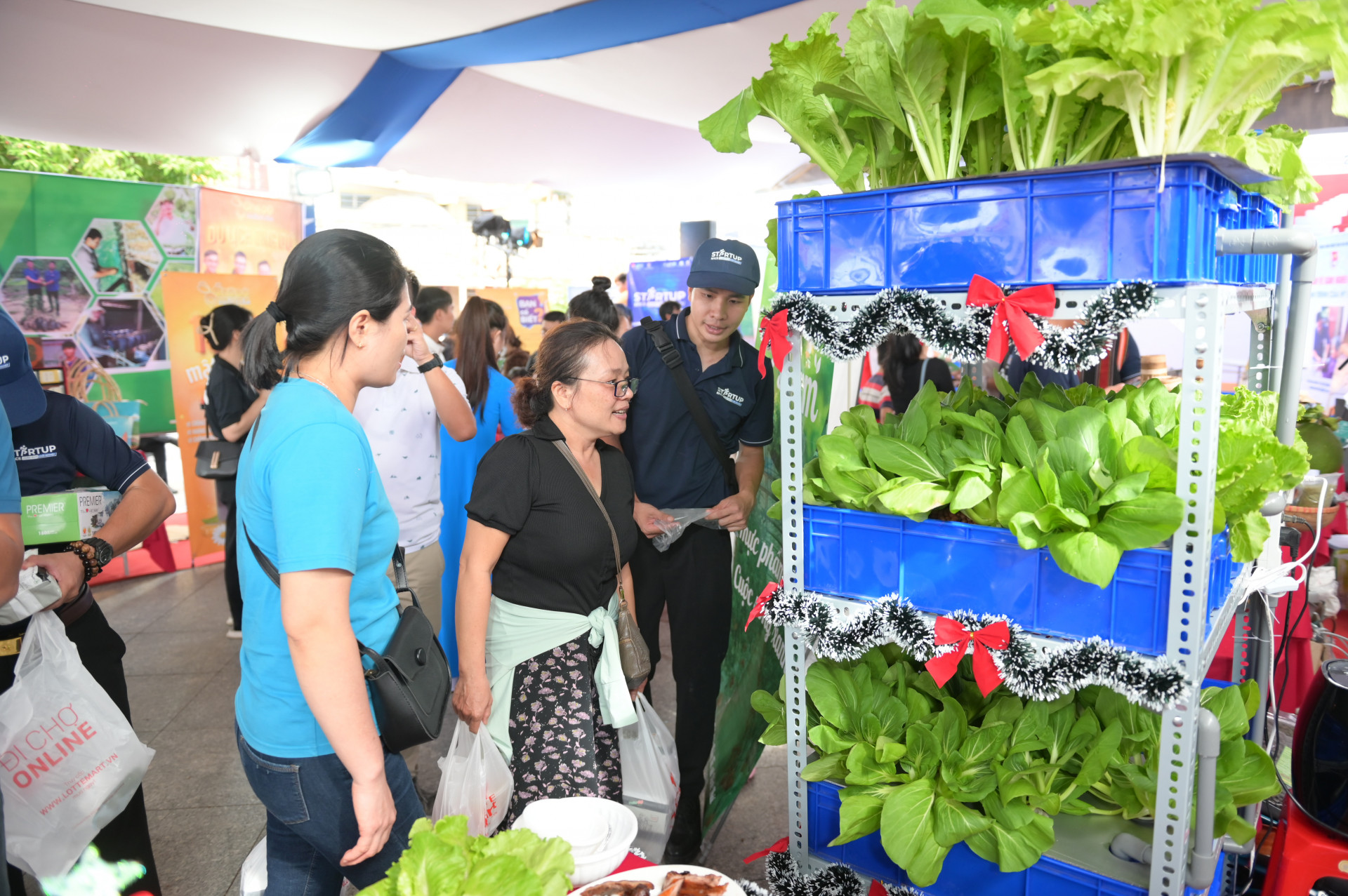 Người dân tham quan các gian hàng trưng bày các mô hình.