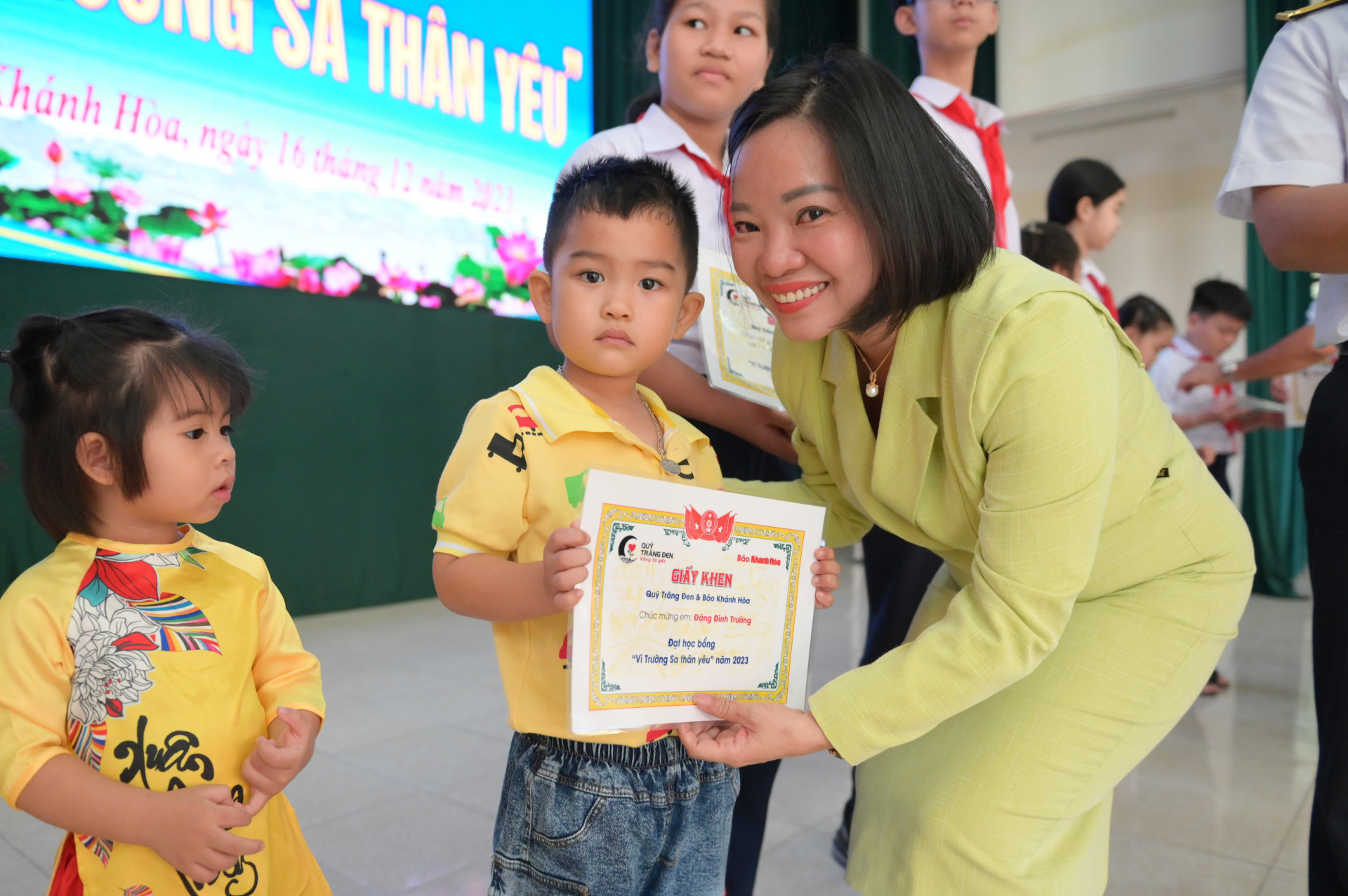 Tổng Biên tập Báo Khánh Hoà trao học bổng cho các học sinh.