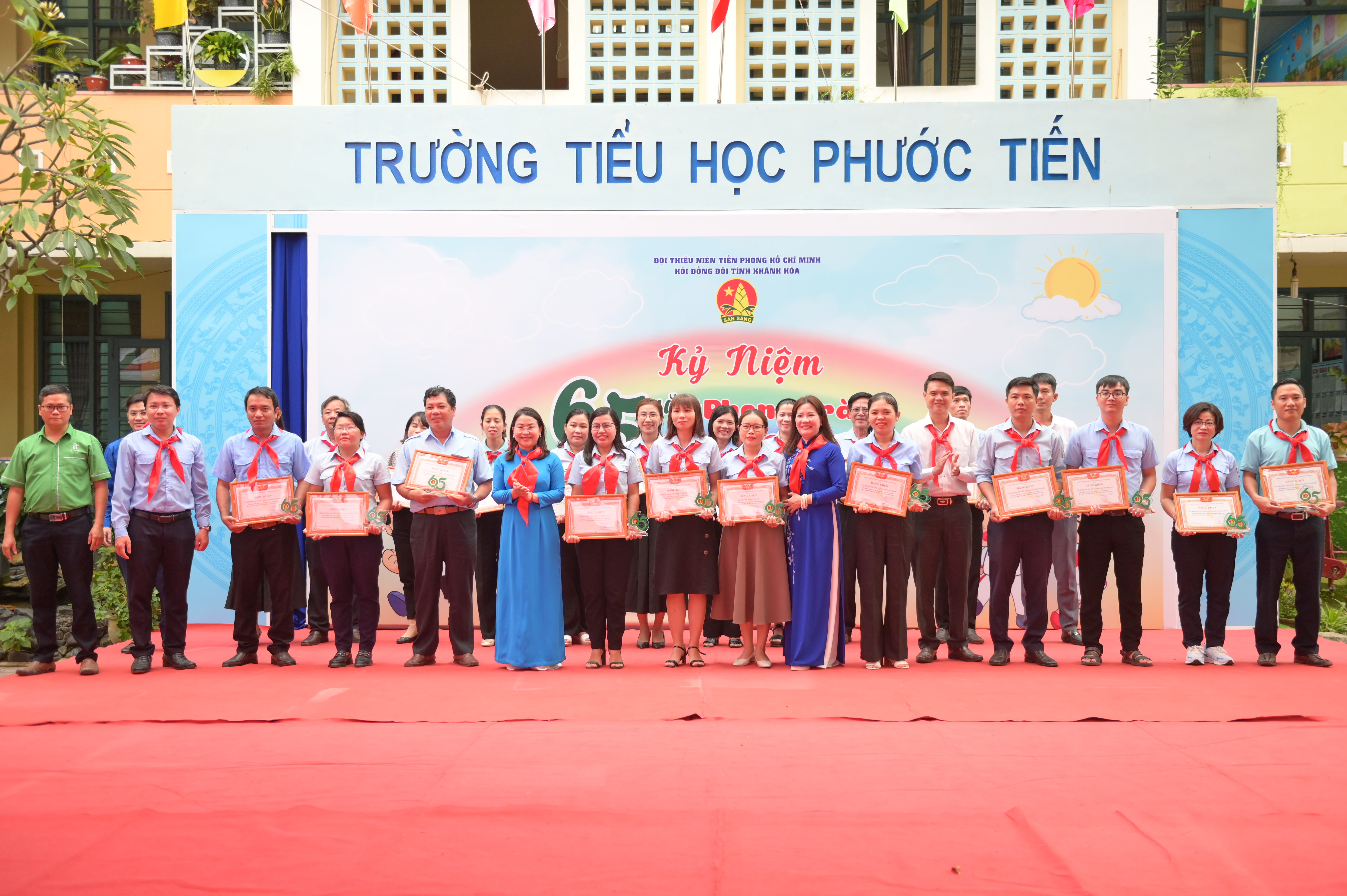Kỷ niệm 65 năm phong trào Kế hoạch nhỏ và tổ chức hoạt động "Đổi rác lấy đồ dùng học tập"