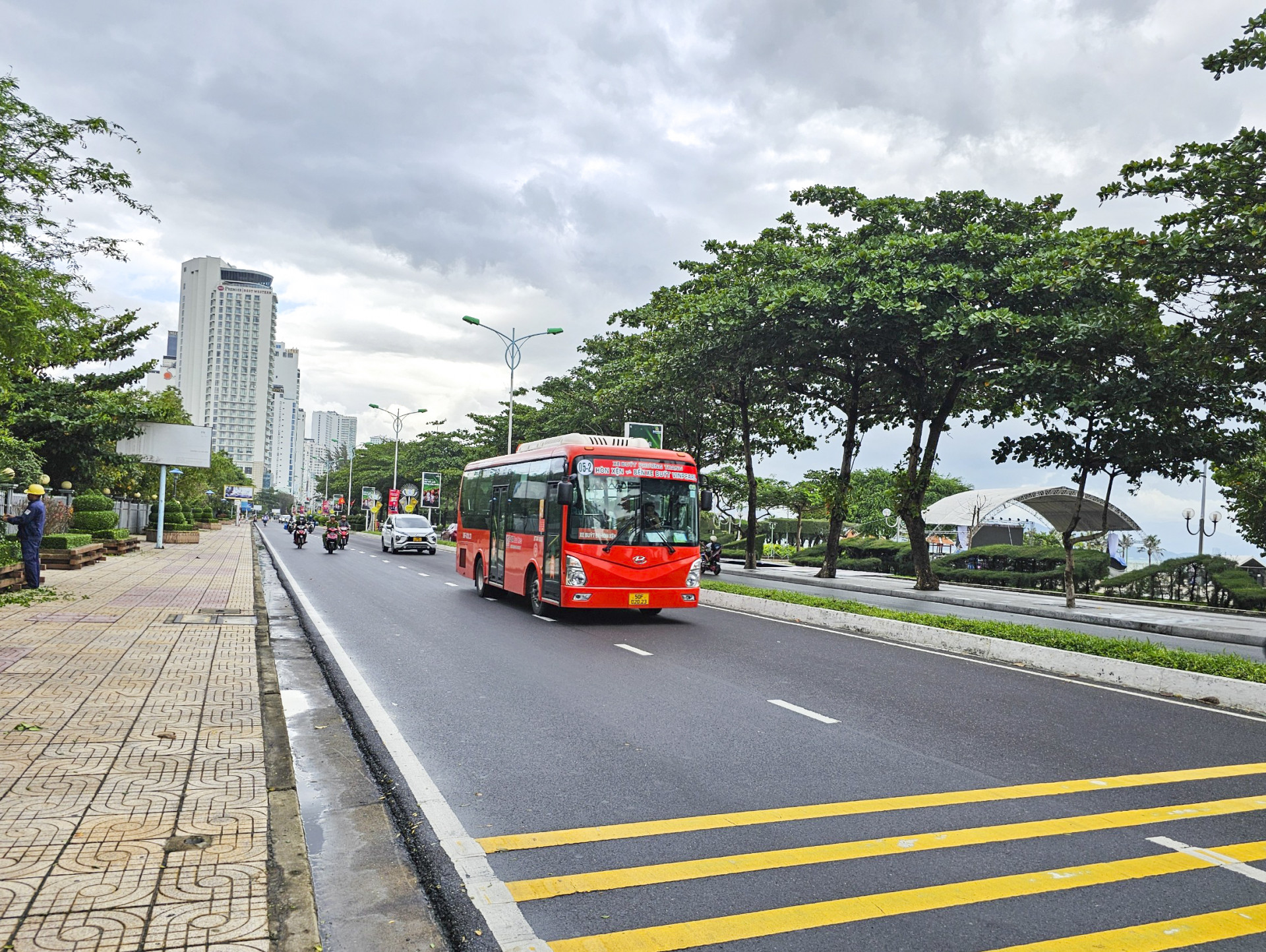 Xe buýt nội thị của Công ty Cổ phần xe khách Phương Trang lưu thông trên đường Trần Phú.