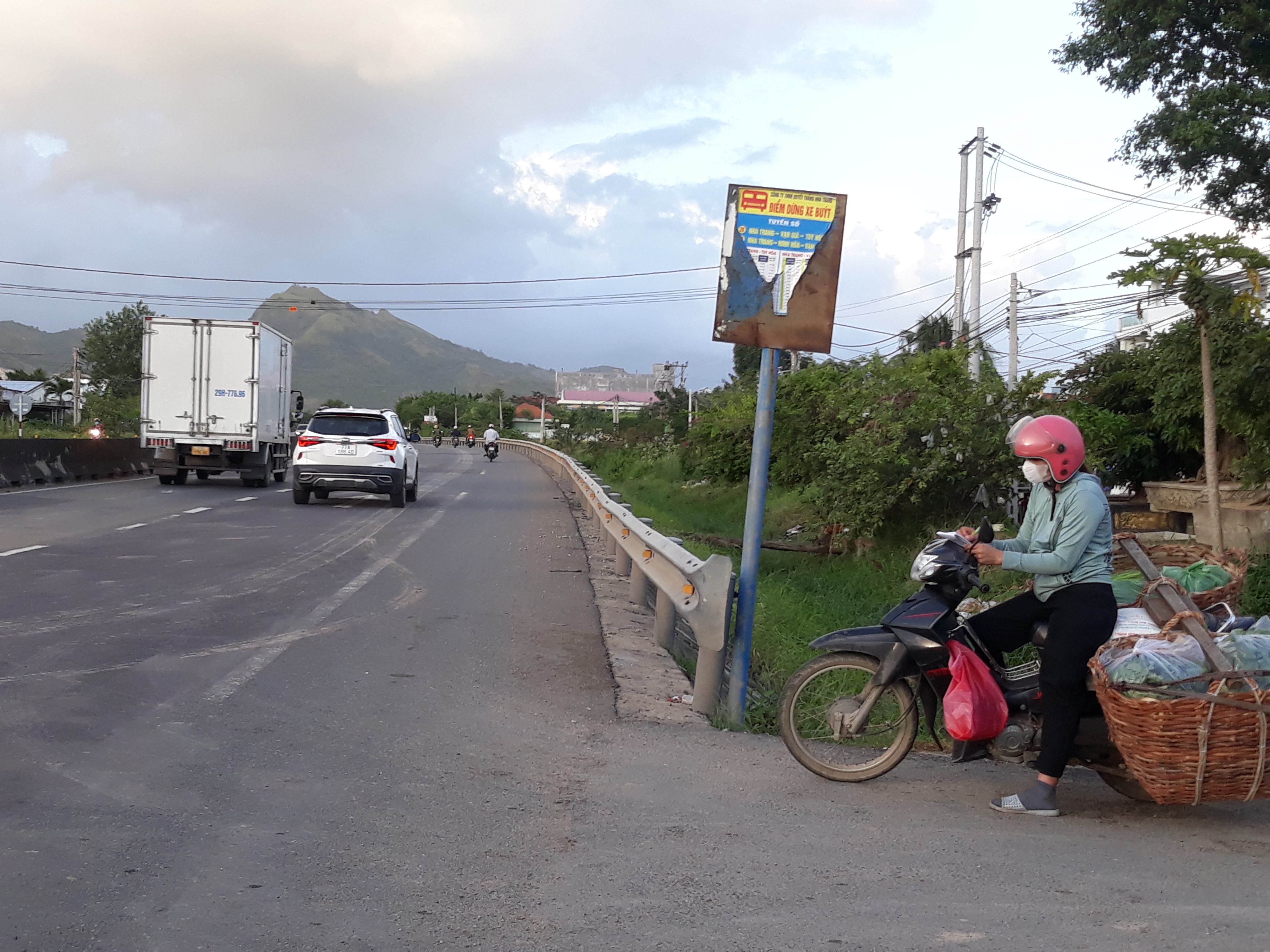 Cần thay mới biển báo điểm dừng xe buýt