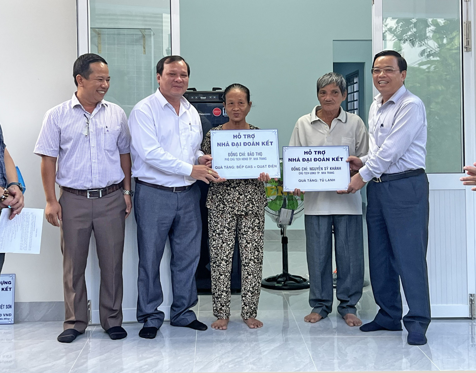 Lãnh đạo TP. Nha Trang tặng quà cho hộ ông Nguyễn Vinh (thôn Vĩnh Châu, xã Vĩnh Hiệp) tại lễ bàn giao nhà Đại đoàn kết, tháng 6-2023.
