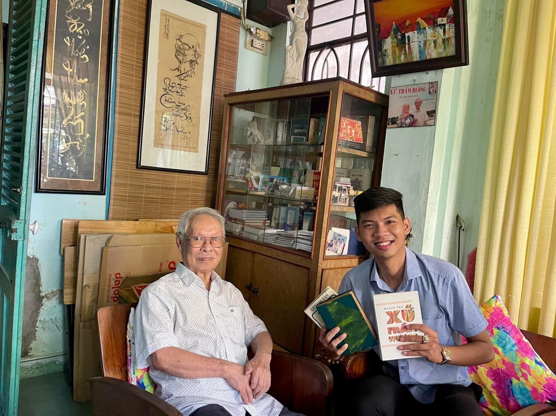 Thành viên nhóm Vivu Nha Trang bay gặp cụ Quách Giao (con trai nhà thơ, nhà văn Quách Tấn) để học hỏi.