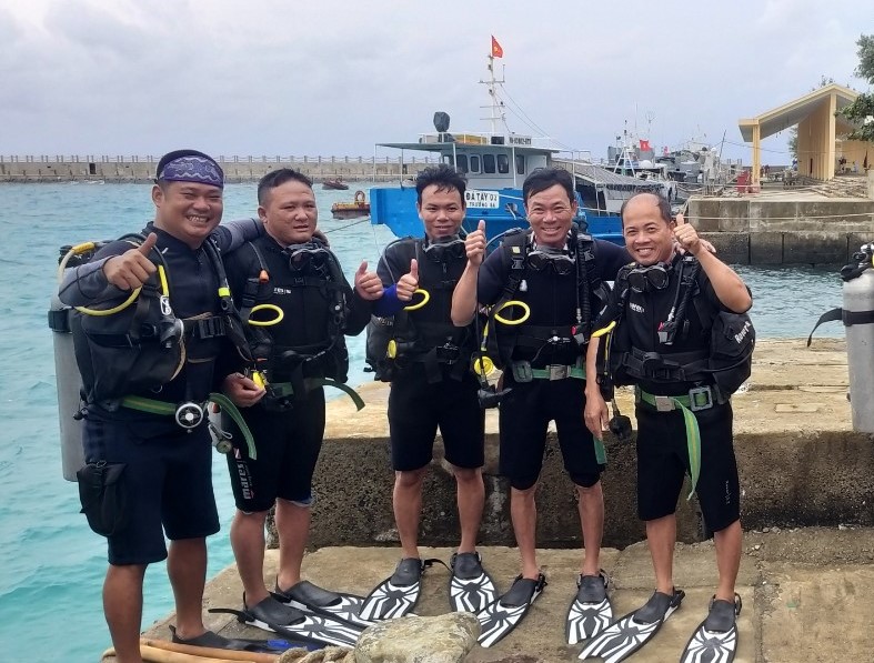 Nhóm huấn luyện viên của Trung tâm lặn biển Seacoral tại đảo Đá Tây A. Ảnh: Trung tâm Seacoral cung cấp.
