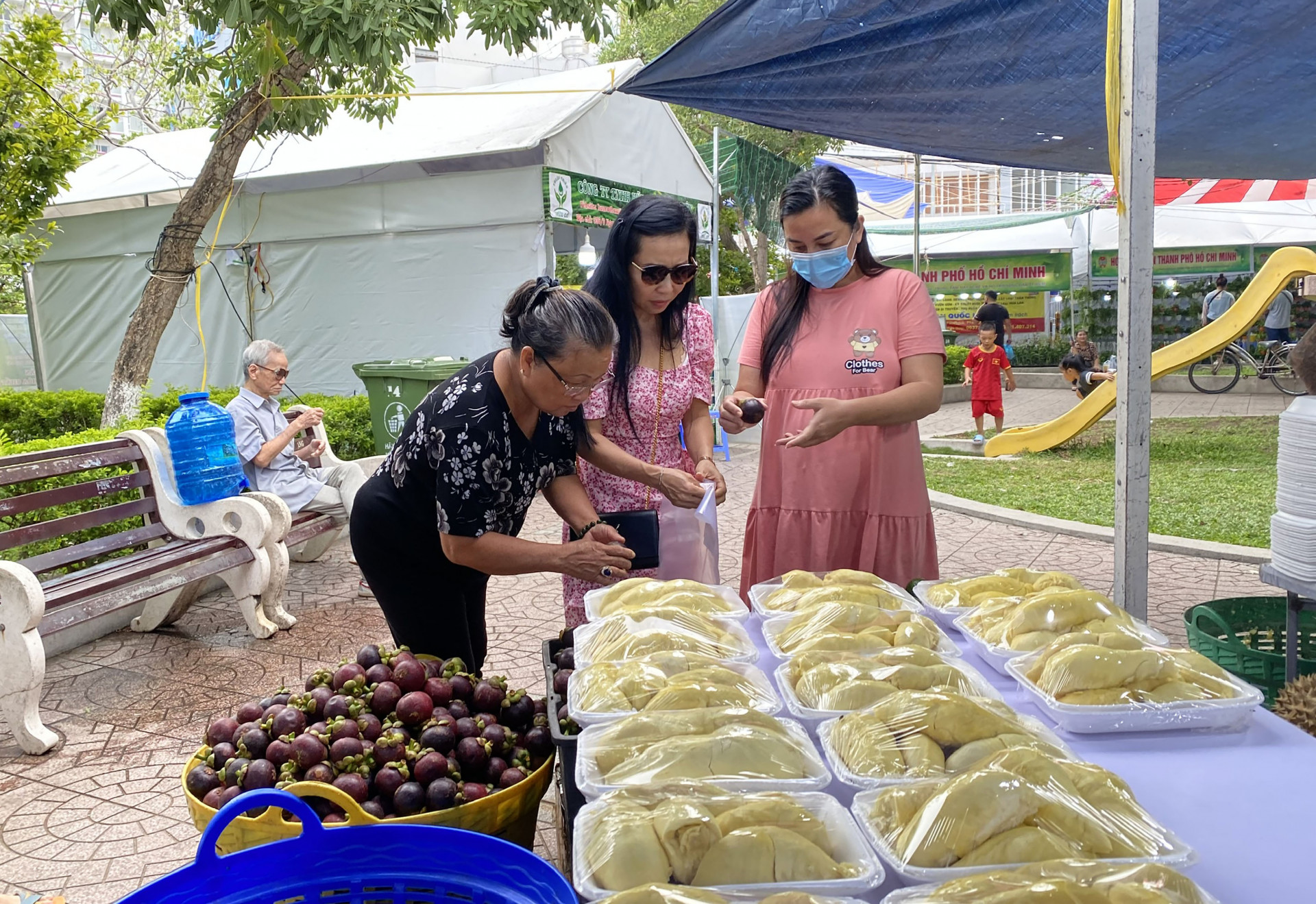 Người dân chọn mua sầu riêng Khánh Sơn tại Phiên chợ nông sản và sản phẩm OCOP năm 2023.  