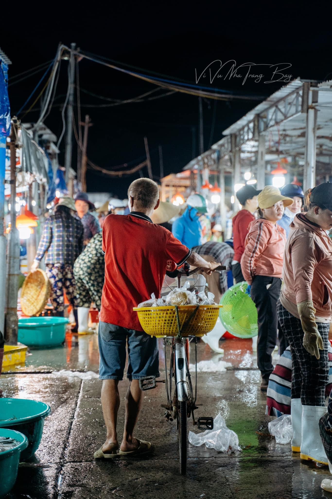 Hình ảnh người dân tại chợ Vĩnh Lương.