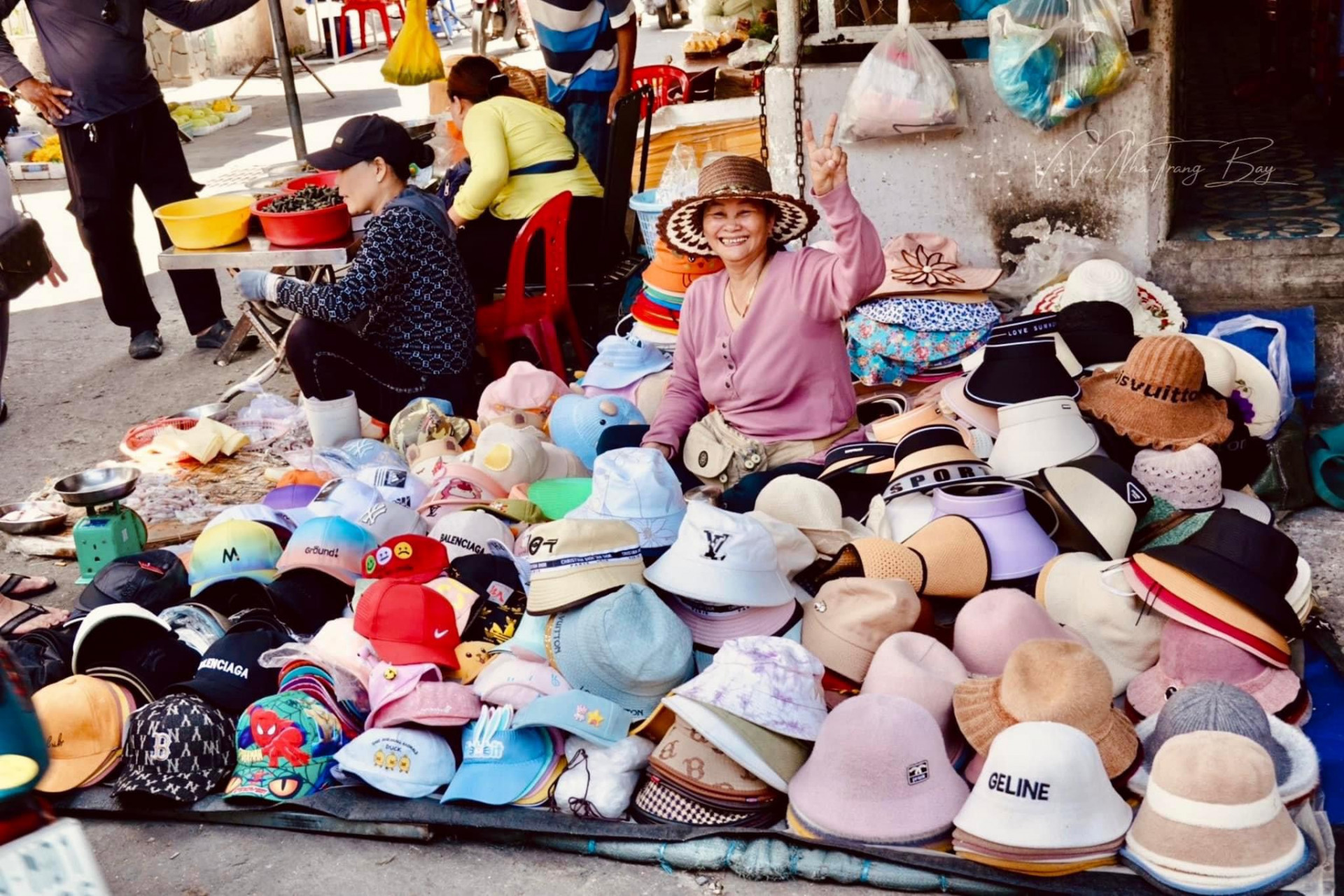 Cô bán mũ trong chợ Vĩnh Ngọc.