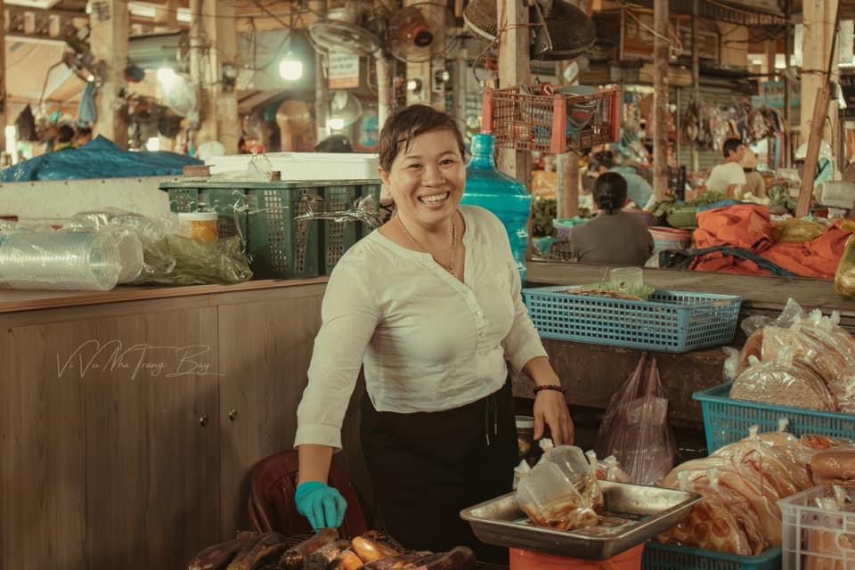 Người phụ nữ bán hàng trong chợ Vĩnh Ngọc.