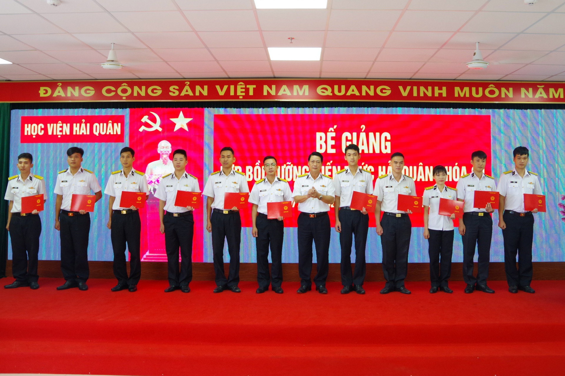 Trao chứng nhận tốt nghiệp cho các học viên.