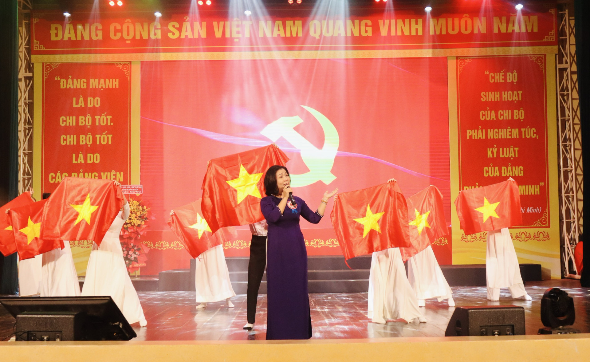 Phần thi chào hỏi của thí sinh Phạm Thị Minh Nguyệt - Bí thư chi bộ 1, Đảng bộ Trưởng Cao đẳng Du lịch Nha Trang