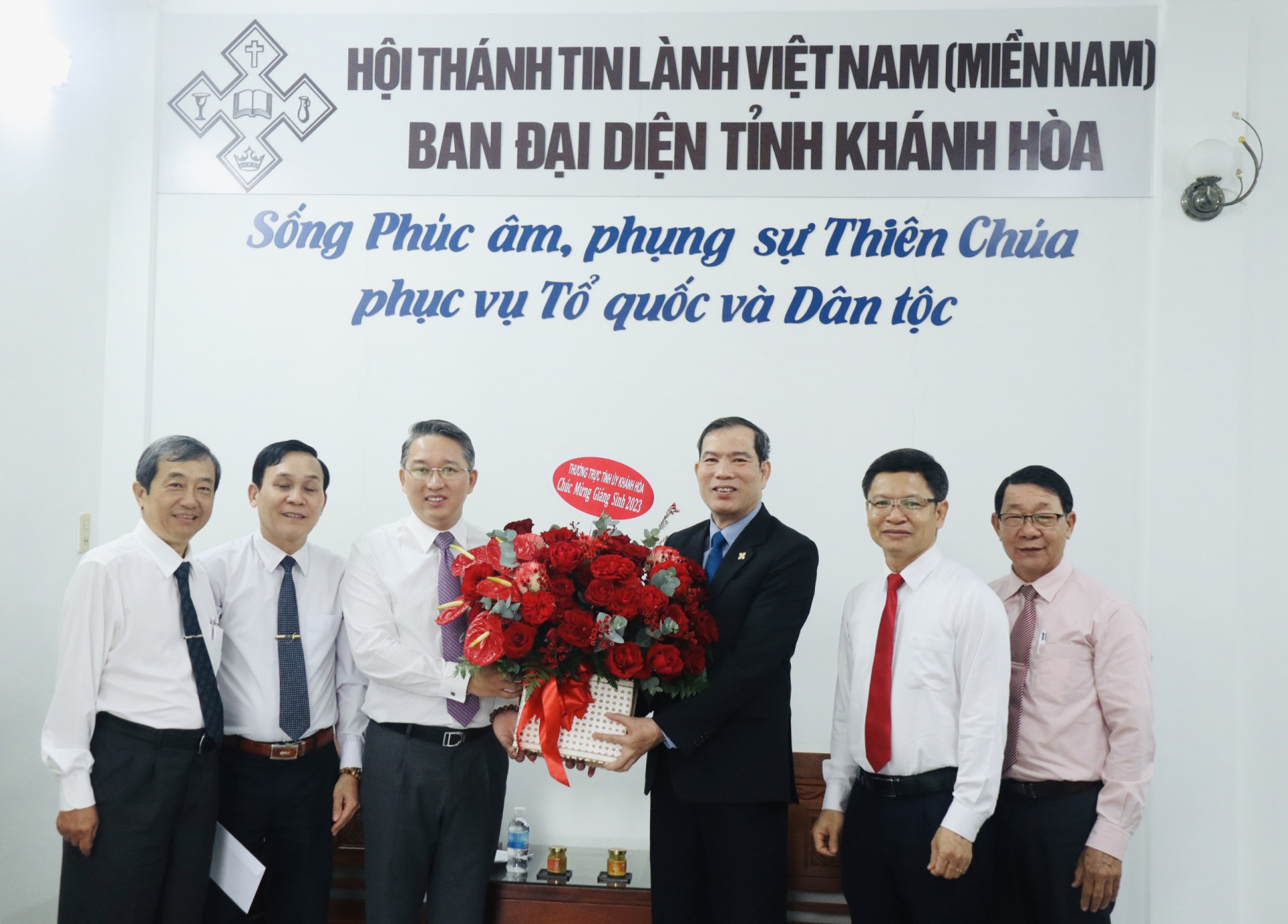 Bí thư Tỉnh ủy Nguyễn Hải Ninh tặng hoa chúc mừng Ban đại diện Tin lành tỉnh Khánh Hòa đón mùa Giáng sinh an  lành, hạnh phúc