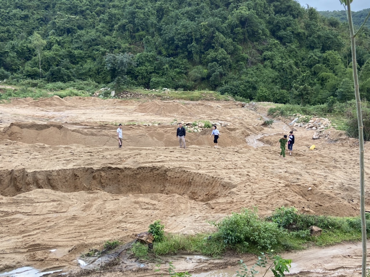UBND huyện Cam Lâm:: Phạt 20 triệu đồng cá nhân thực hiện hành vi hủy hoại đất tại núi Lục Đại
