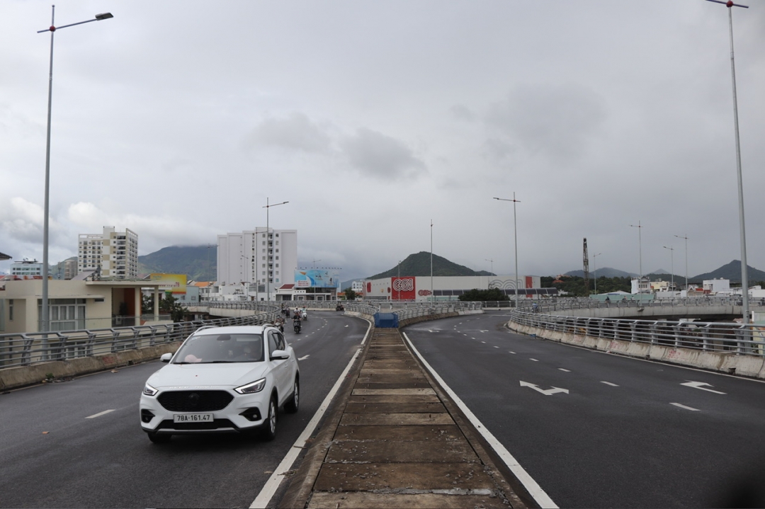 Duy trì vệ sinh trên tuyến đường Vành Đai 2 và Nút giao Ngọc Hội