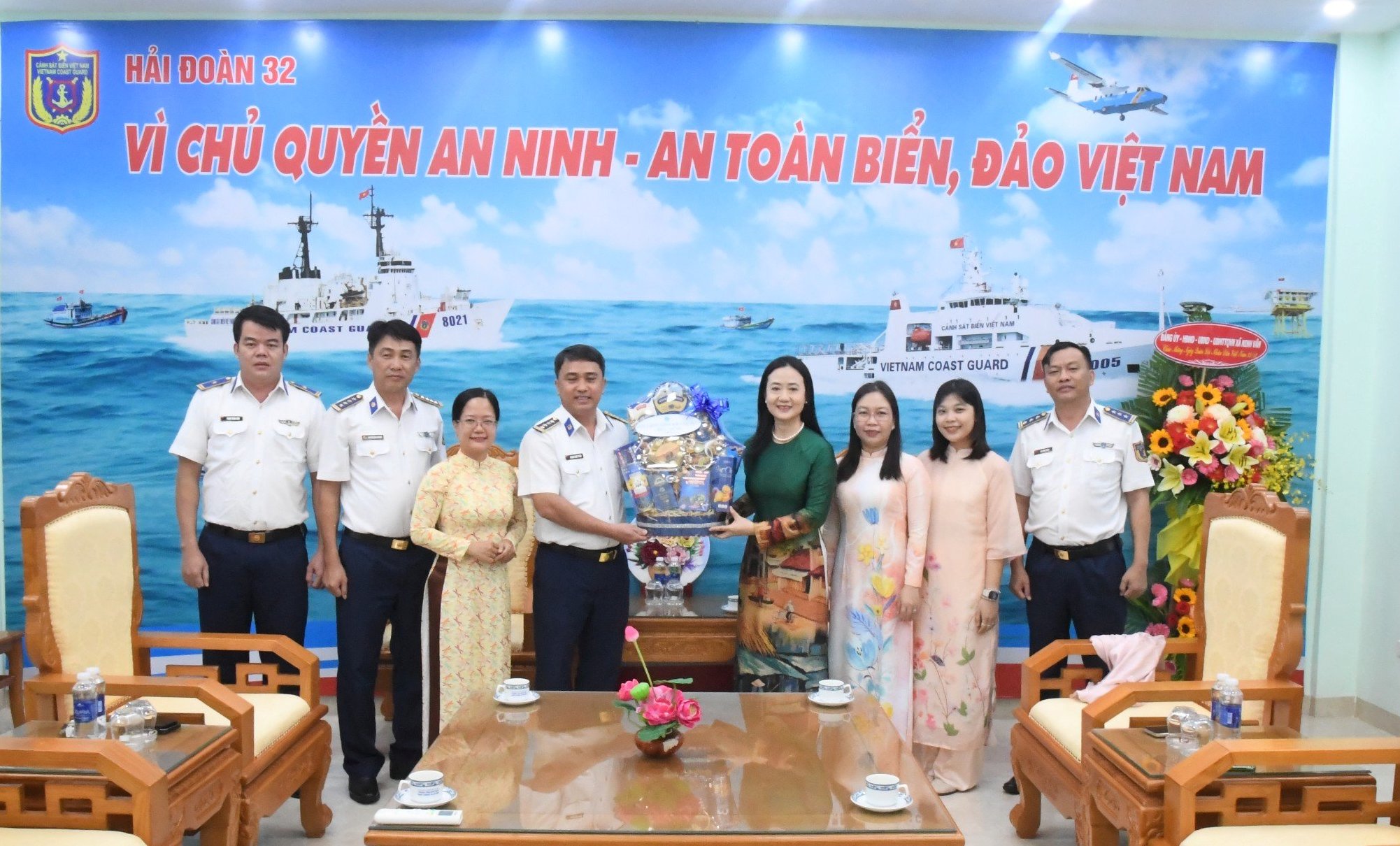 Hội Liên hiệp Phụ nữ tỉnh Khánh Hòa thăm, chúc mừng Hải đoàn Cảnh sát biển 32