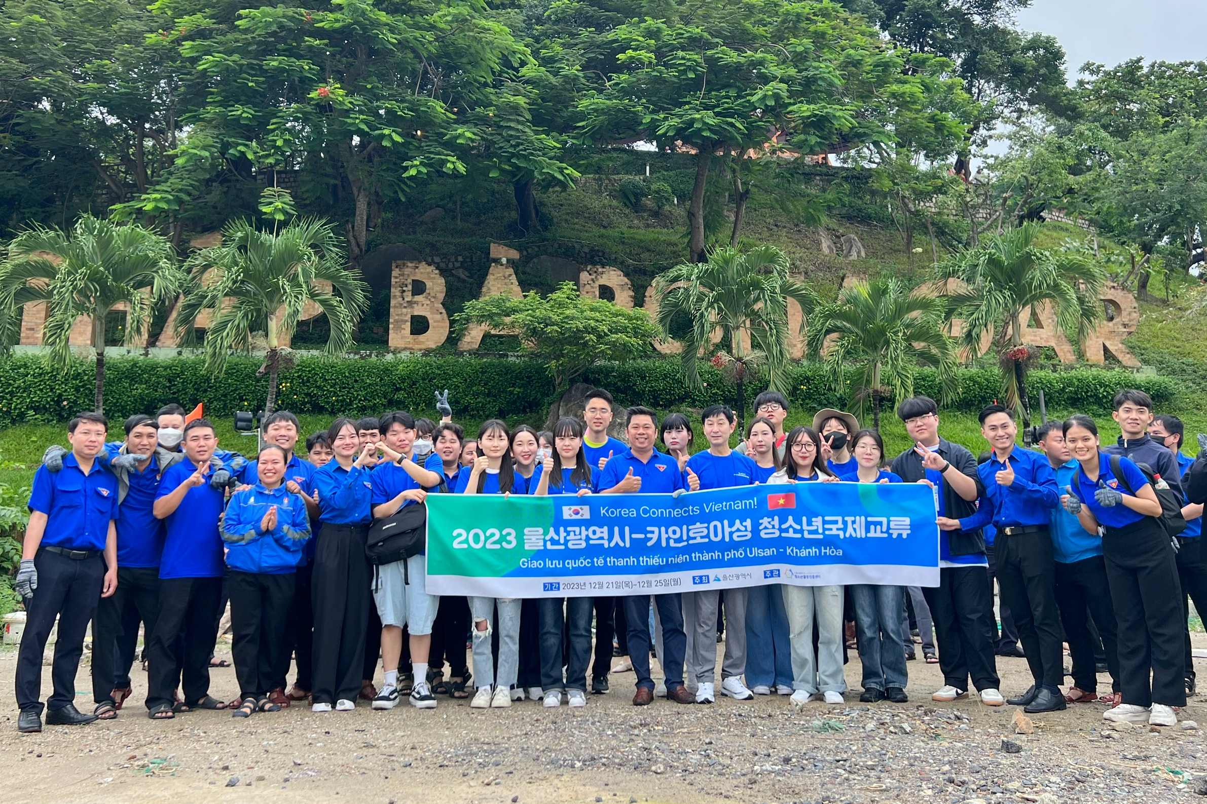 Thanh niên Khánh Hòa và đoàn thanh thiếu niên TP. Ulsan tham gia thu gom rác, bảo vệ môi trường