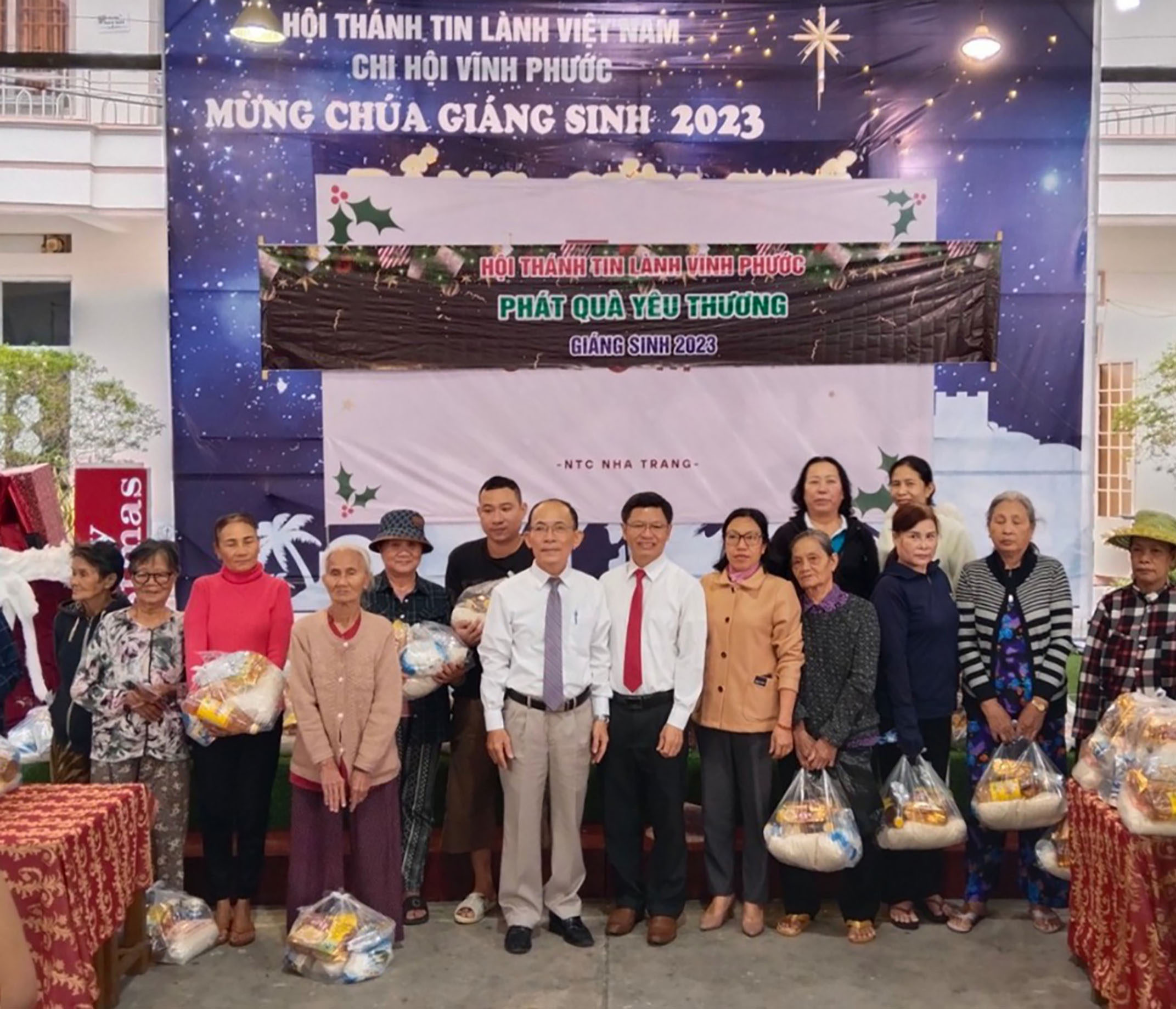 Tặng quà cho 100 hộ dân khó khăn phường Vĩnh Phước nhân dịp Giáng sinh