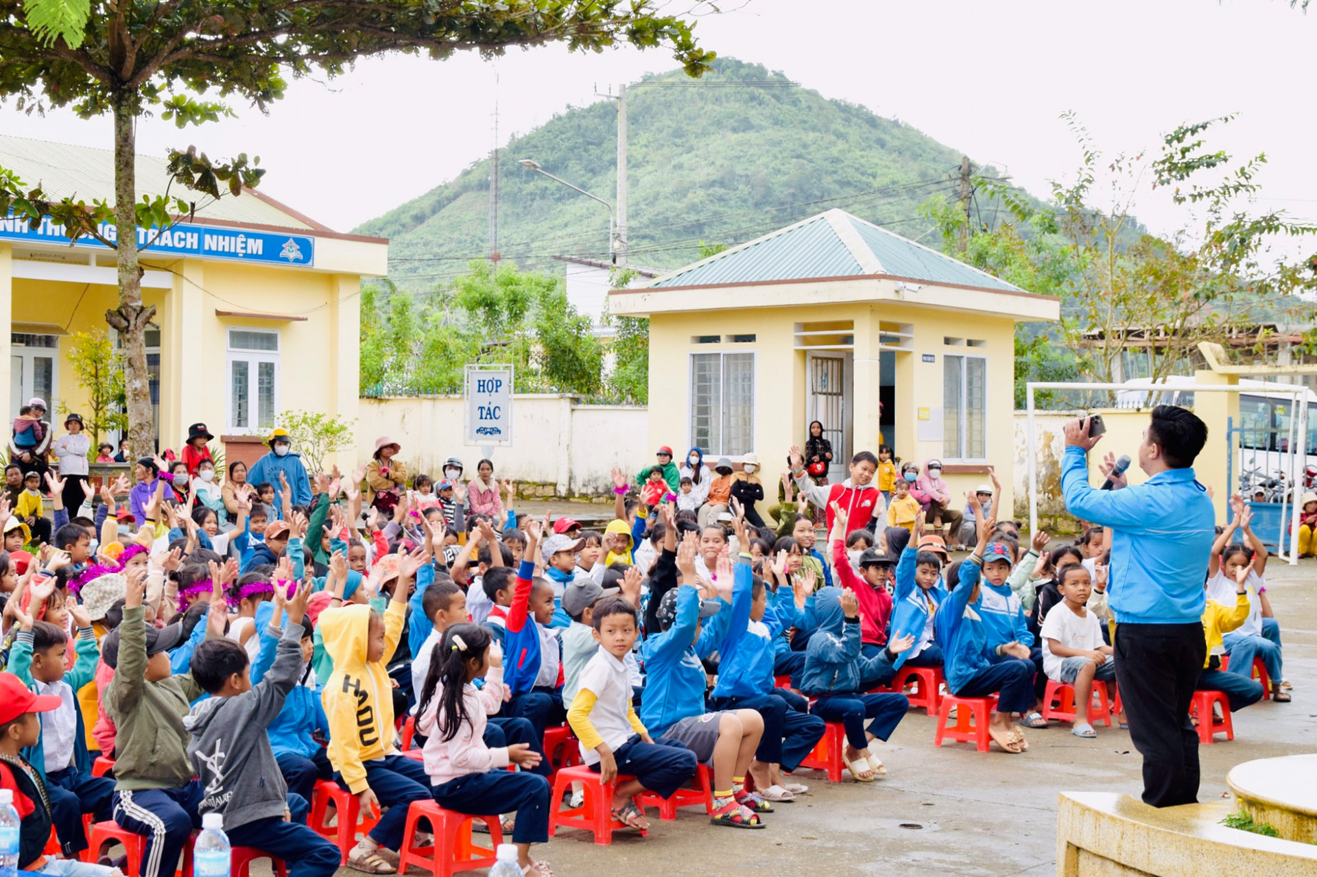 Cùng đó, các em còn được tham gia các trò chơi tập thể sôi nổi.