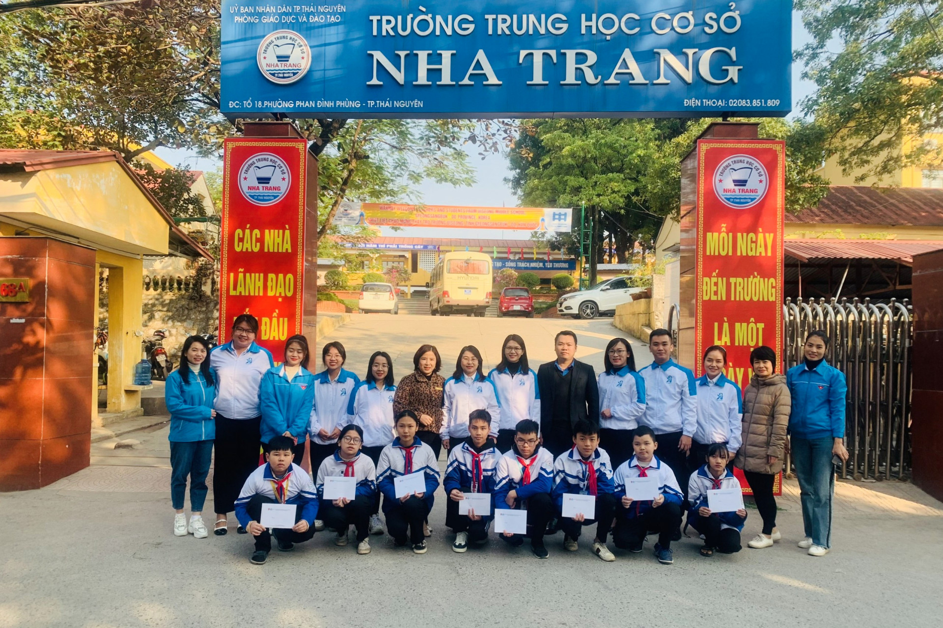 Trao tặng học bổng cho các học sinh Trường THCS Thái Nguyên.